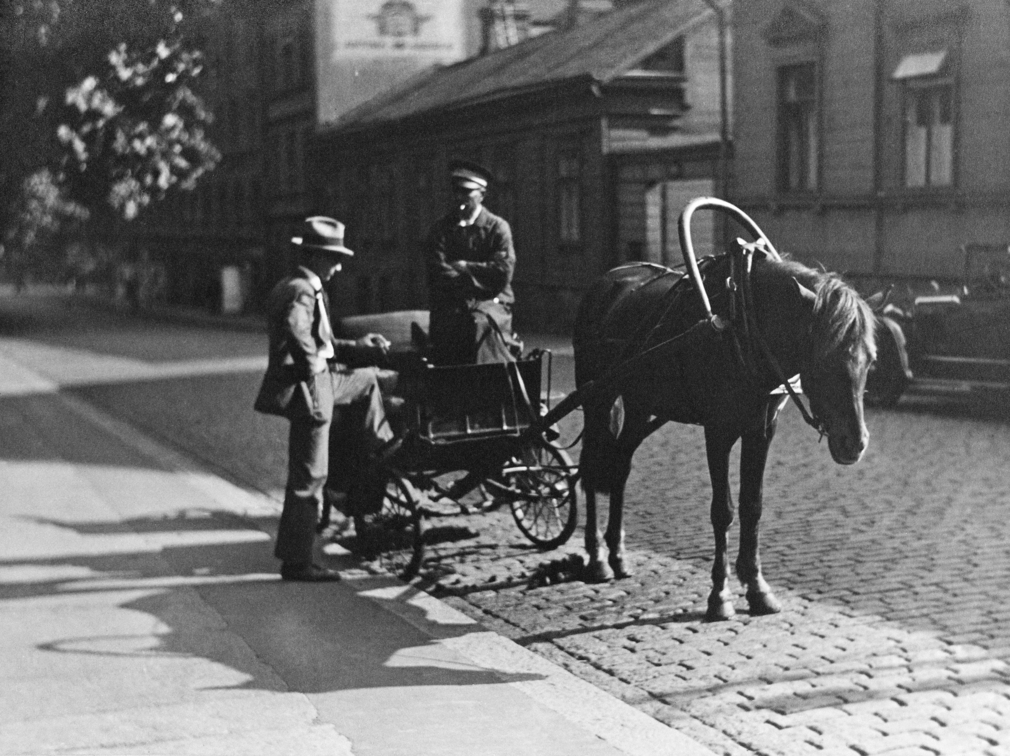 Vuokra-ajuri Lönnrotin- ja Annankadun kulmassa, vasemmassa reunassa Vanha kirkkopuisto. Nyk. Annankatu 18 (?) kohdalta.