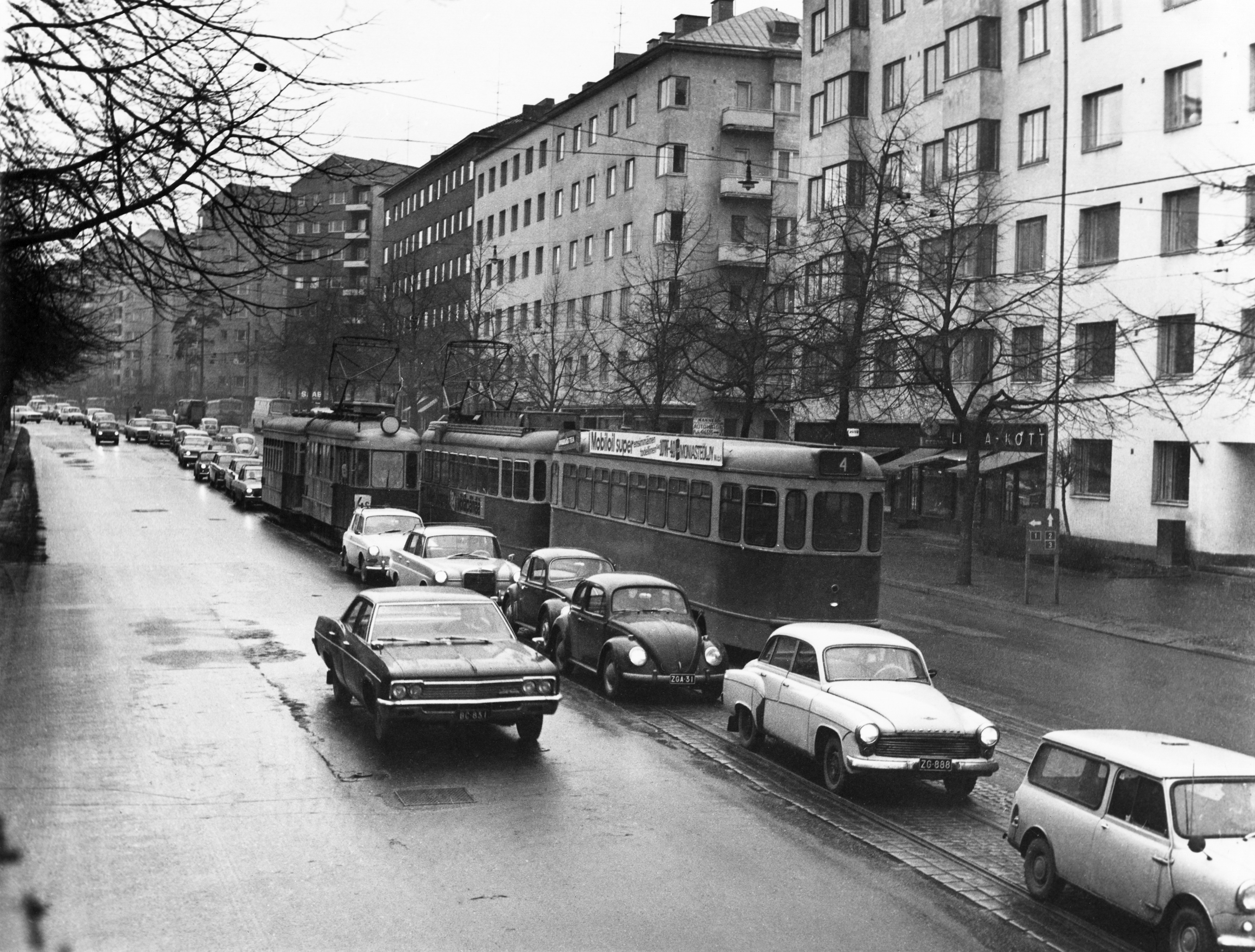 Liikennettä Mannerheimintie 65:n kohdalla.