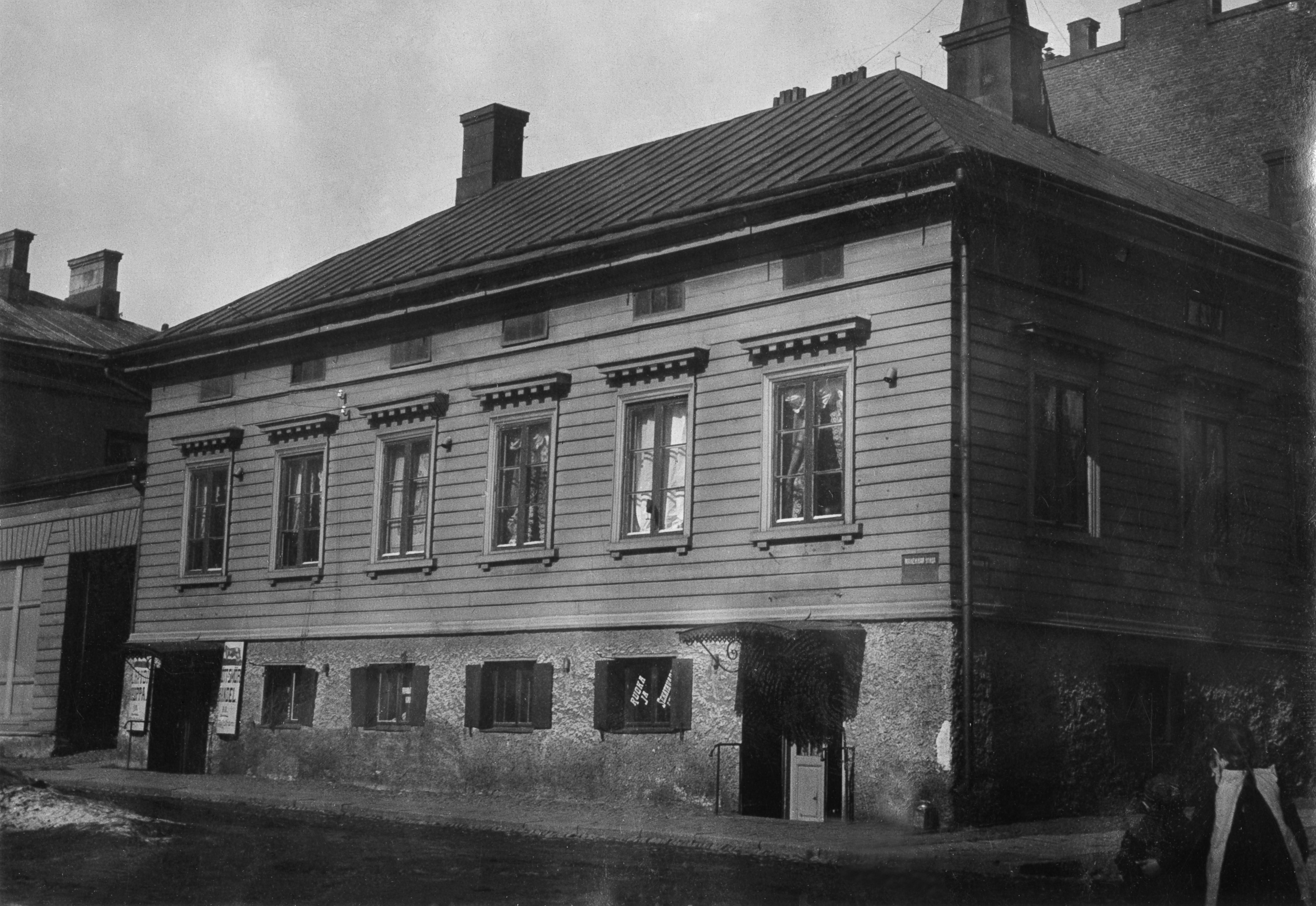 Maneesikatu 5. Talo oli 1832-33 L.J. Runebergin perheen asuntona, jossa asuivat täysihoidossa myös Zachris Topelius ja M.A. Castren.