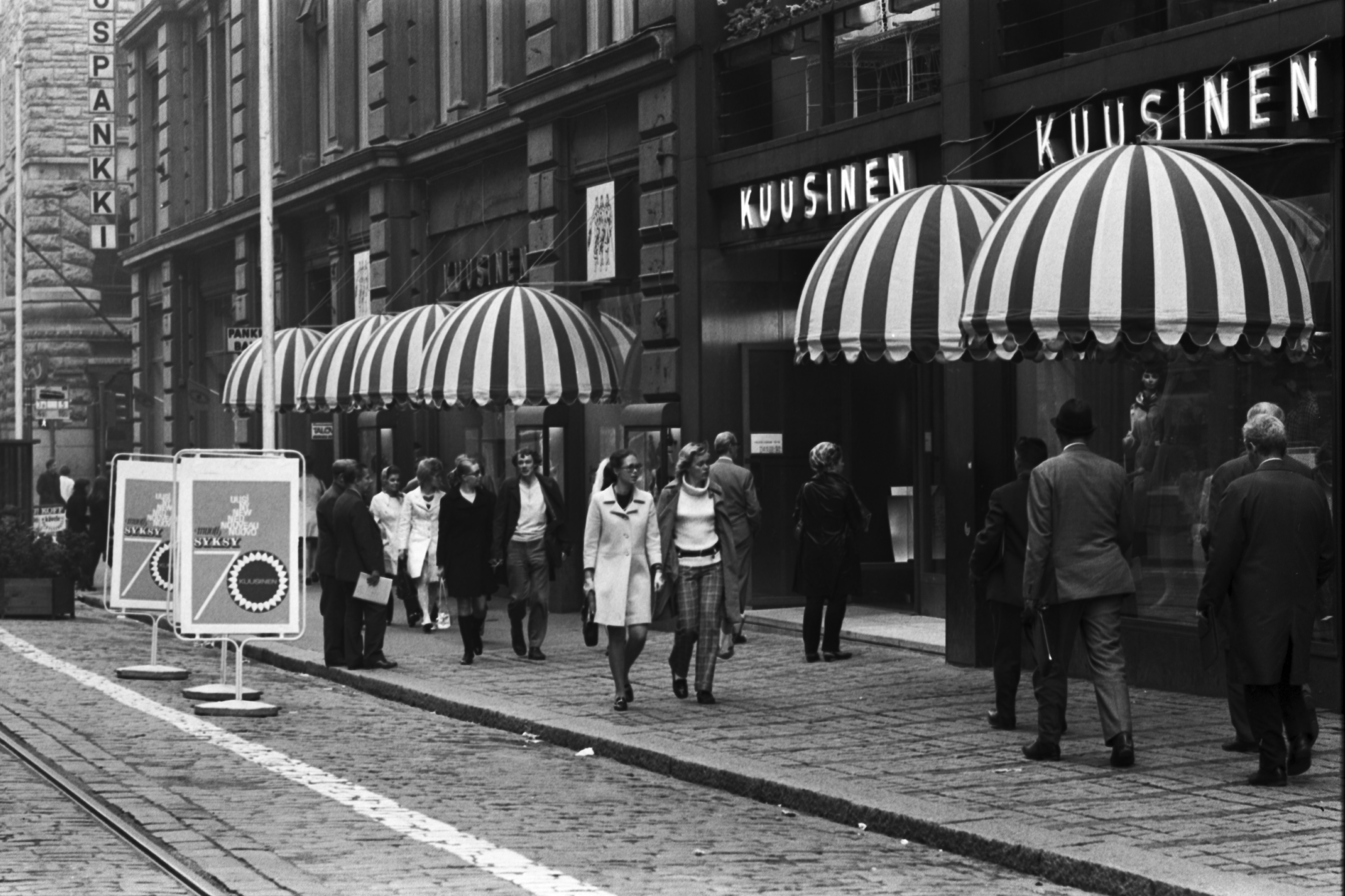 Aleksanterinkatu 46, 48. Jalankulkijoita Aleksanterinkadulla Kuusisen liikkeen kohdalla kävelykatukokeilun aikaan.