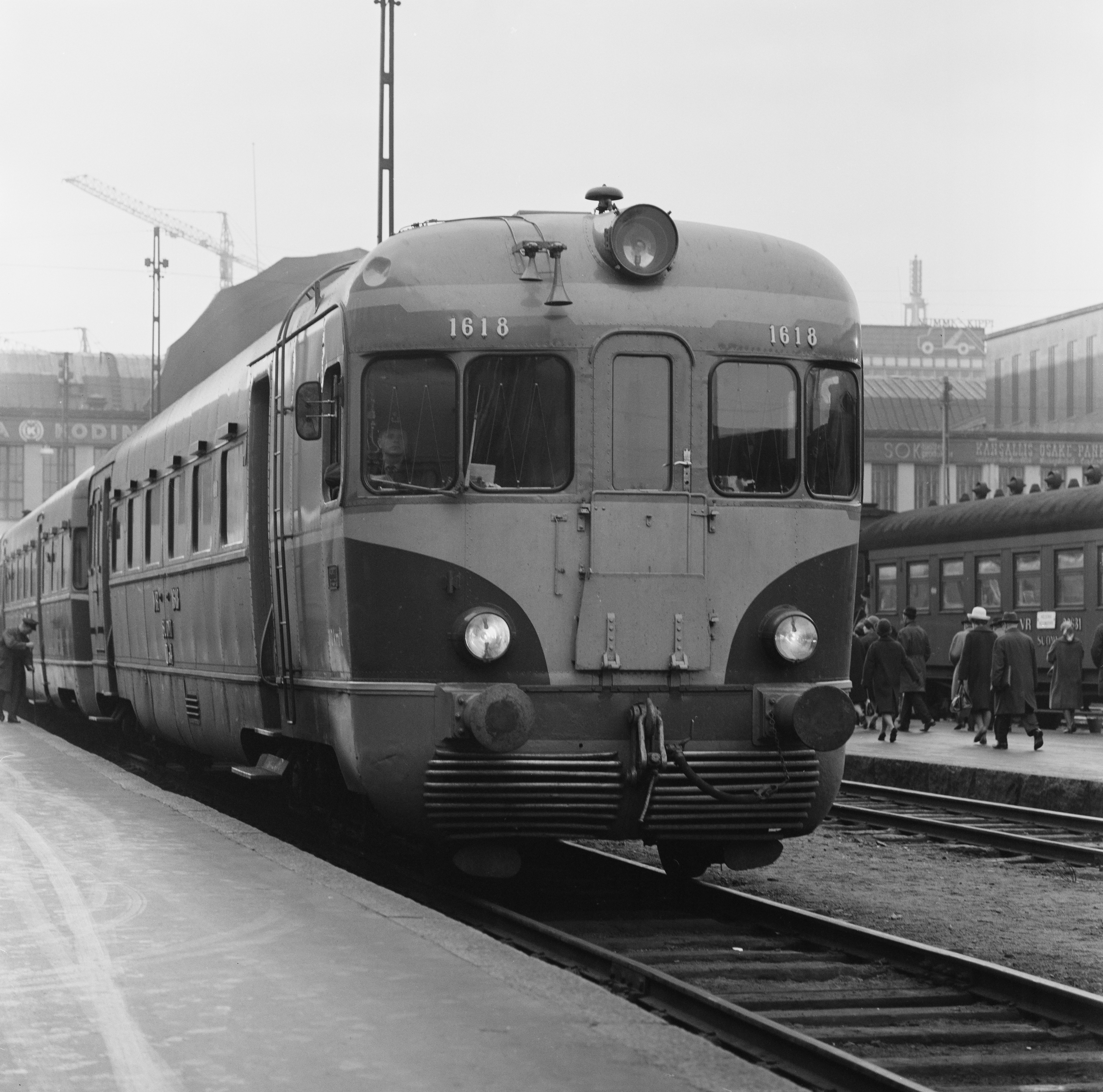 Dm 4 -sarjan kiitojuna Helsingin rautatieasemalla.