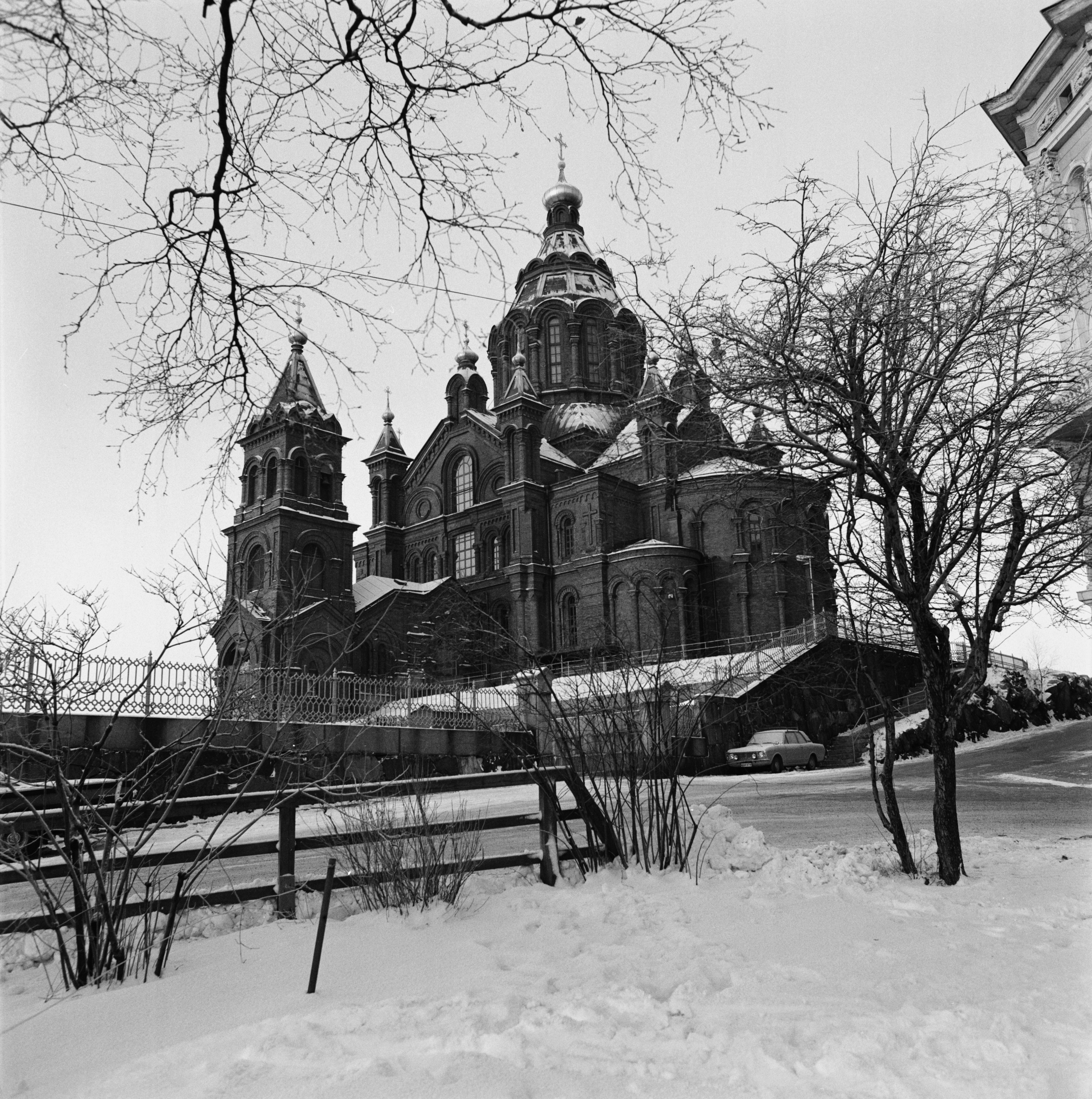Uspenskin katedraali talvella nähtynä Katajanokan puistosta (= Tove Janssonin puisto).