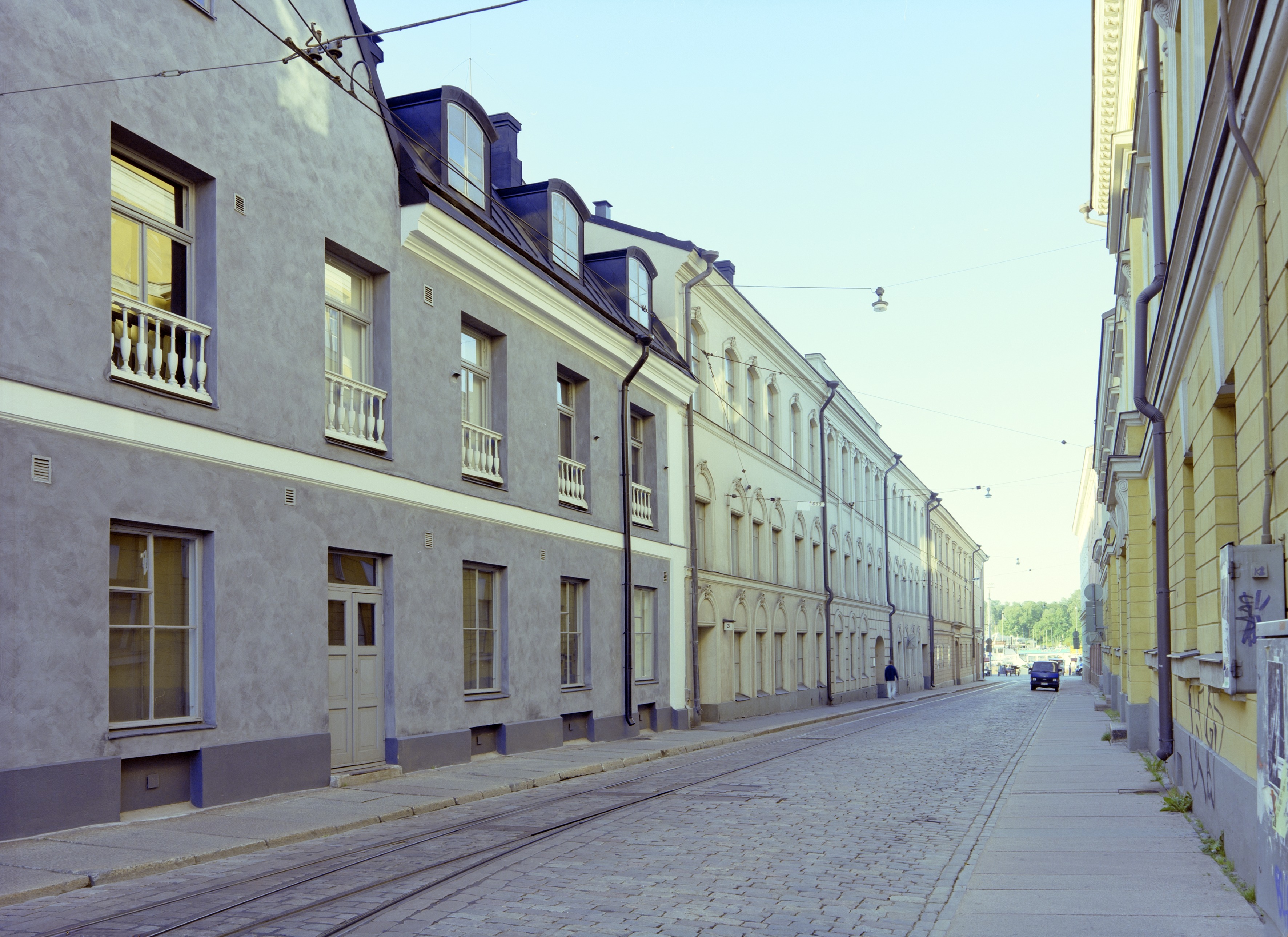 Katariinankatu 3, 1 (vas) ja 4 (oik)