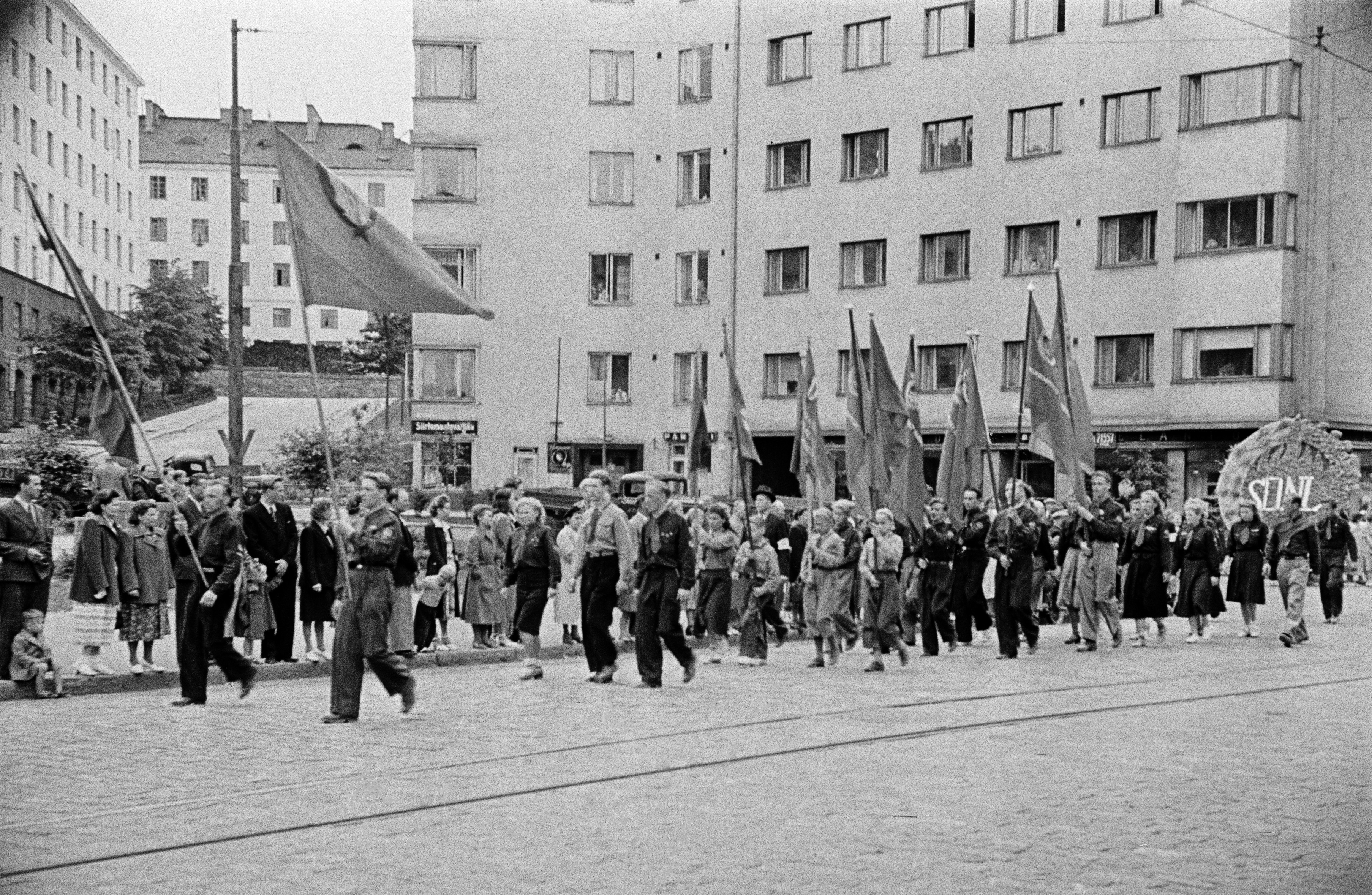 Rauhanmarssi ja yleisöä Helsinginkadulla Harjutorin kohdalla, Suomen Demokraattisen Nuorisoliiton (SDNL) jäseniä kantamassa lippuja ja seppelettä.