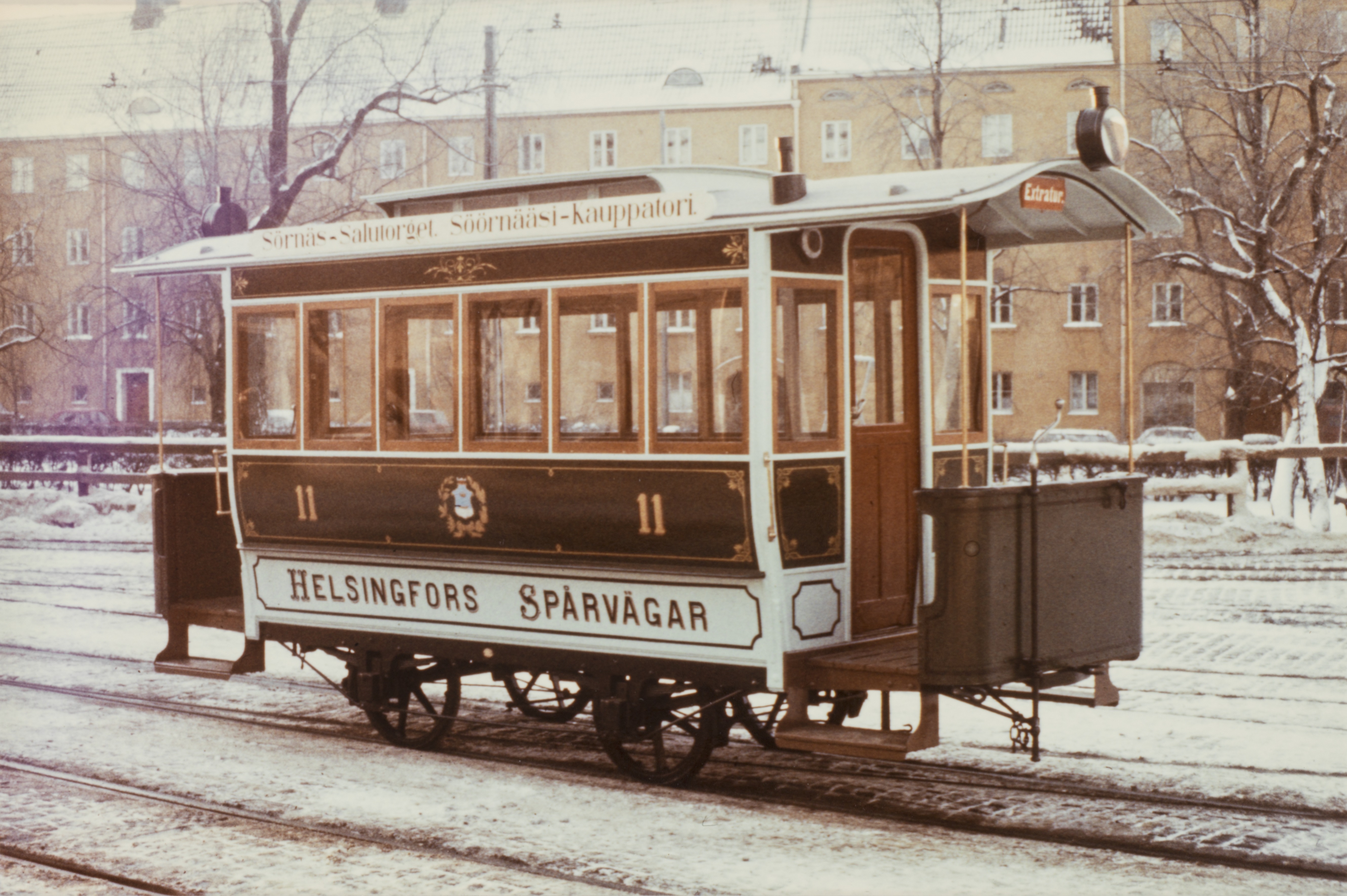 Hevosraitiovaunu (HRO-11, valmistettu 1890) talvella Vallilan varikon ulkopuolella, mahdollisesti vuonna 1978 tehdyn entisöinnin jälkeen. Vaunussa lukee Helsingfors spårvagnar, Sörnäs-Salutorget ja Söörnääsi-Kauppatori.