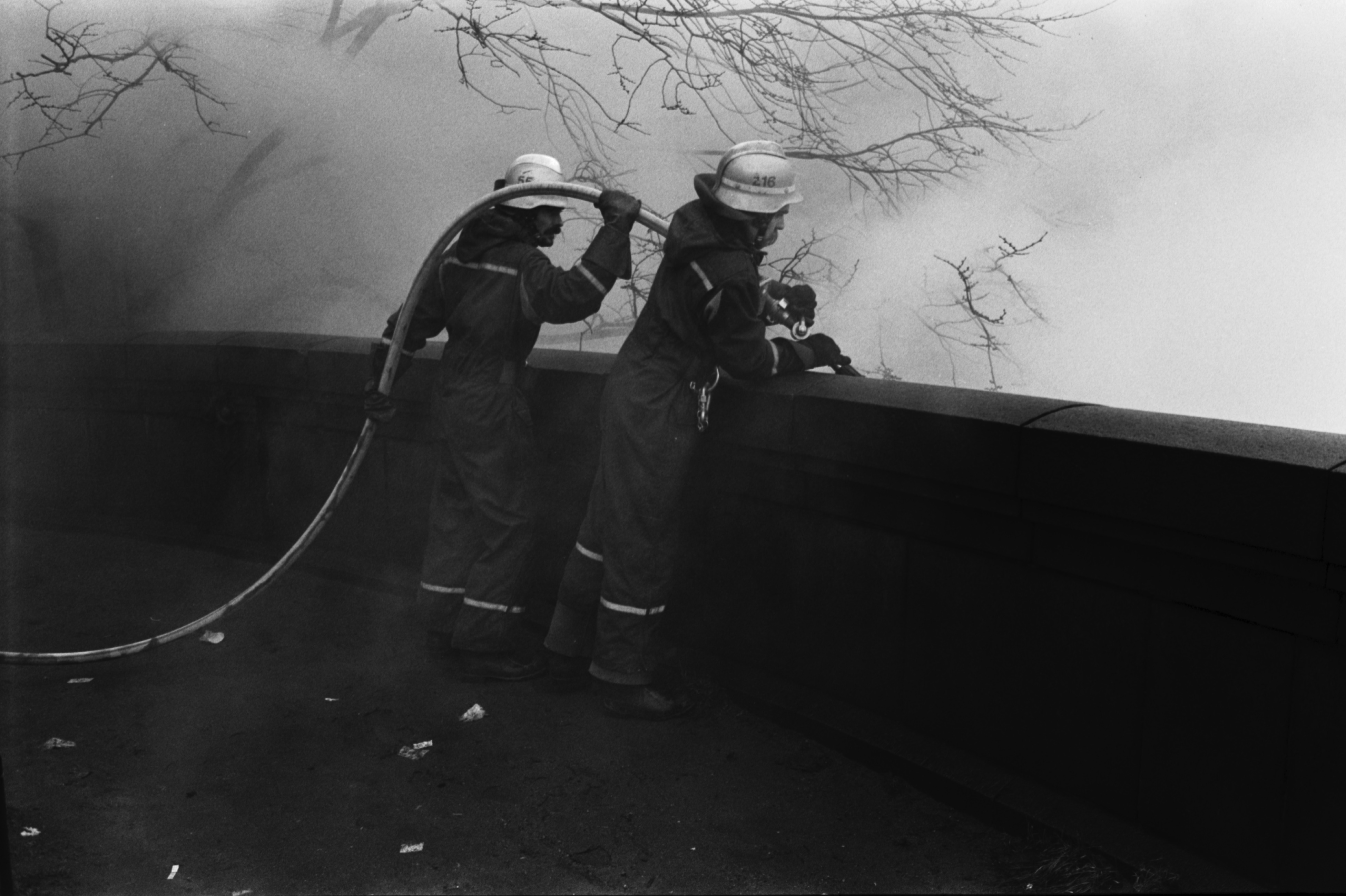 John Stenbergin ranta. Kaksi palomiestä sammuttamassa Kluuvin metroaseman rakennustyömaan pientä tulipaloa Pitkänsillan kupeessa Pitkänsillanrannassa (John Stenbergin rannassa).