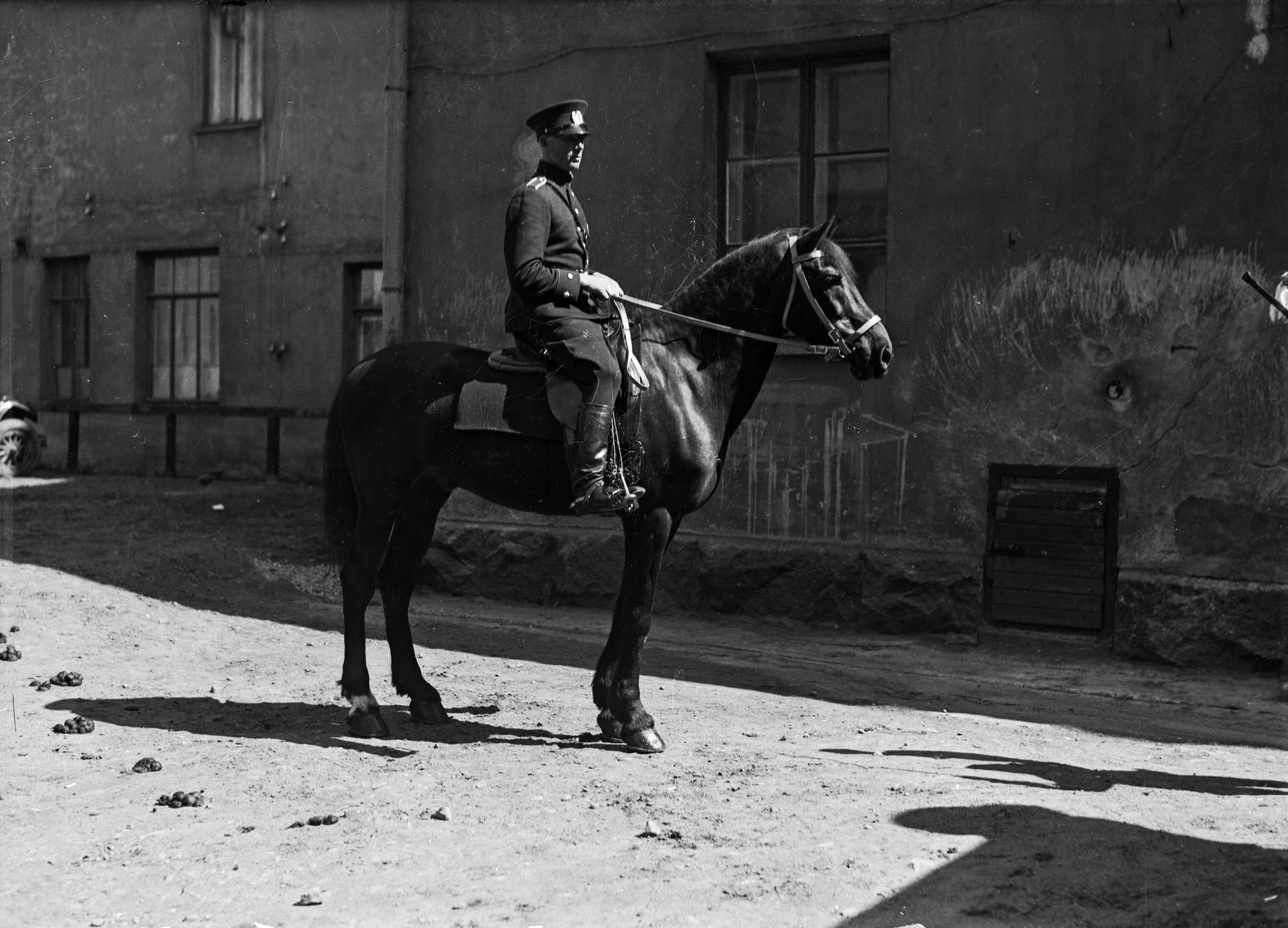 Sofiankatu 3, ratsupoliisi ratsuineen sisäpihalla, jossa poliisilaitoksen hevosilla oli talli.