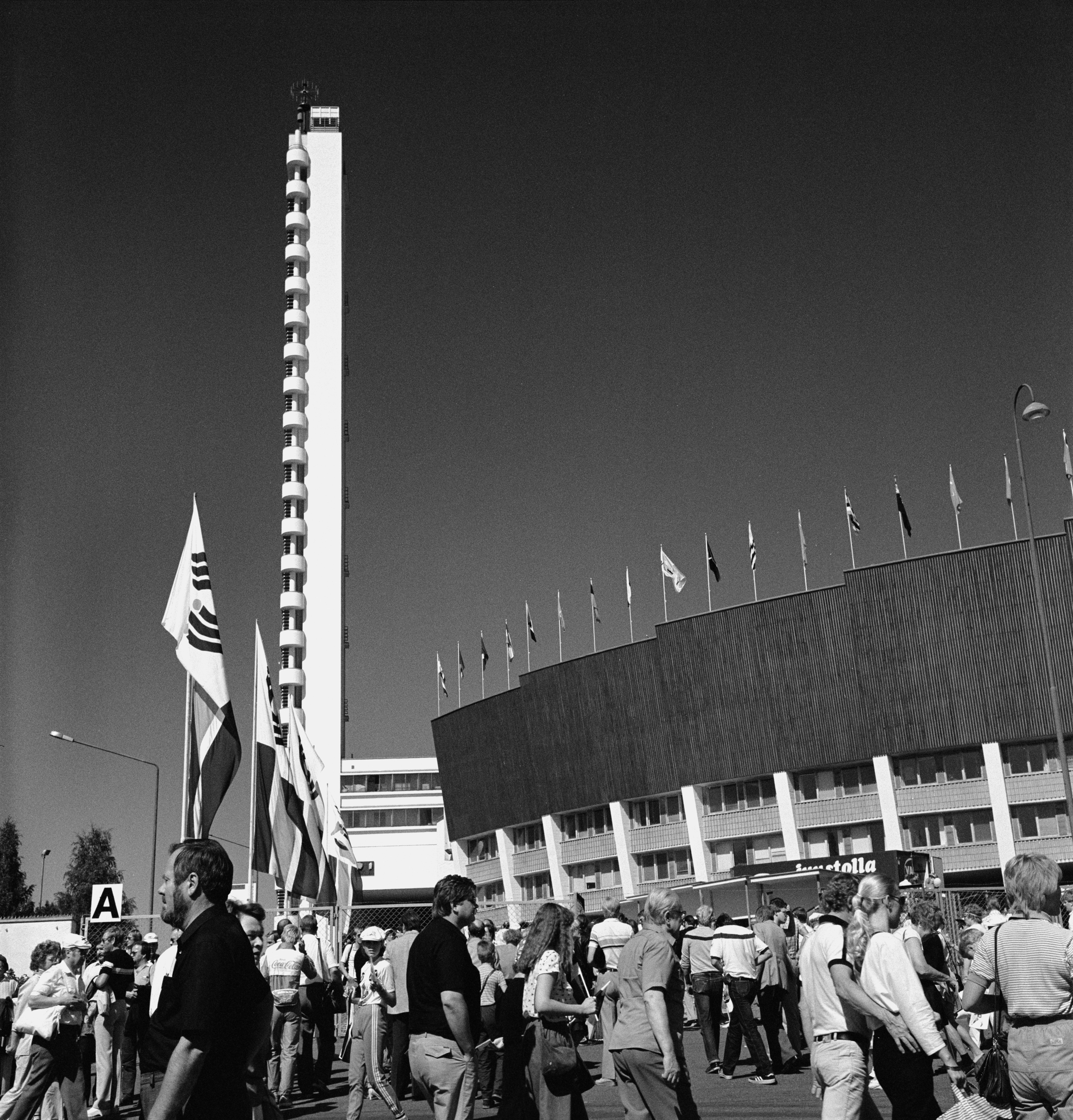 Yleisurheilun ensimmäiset maailmanmestaruuskisat Olympiastadionilla. Kisavieraita Stadionin etukentällä.