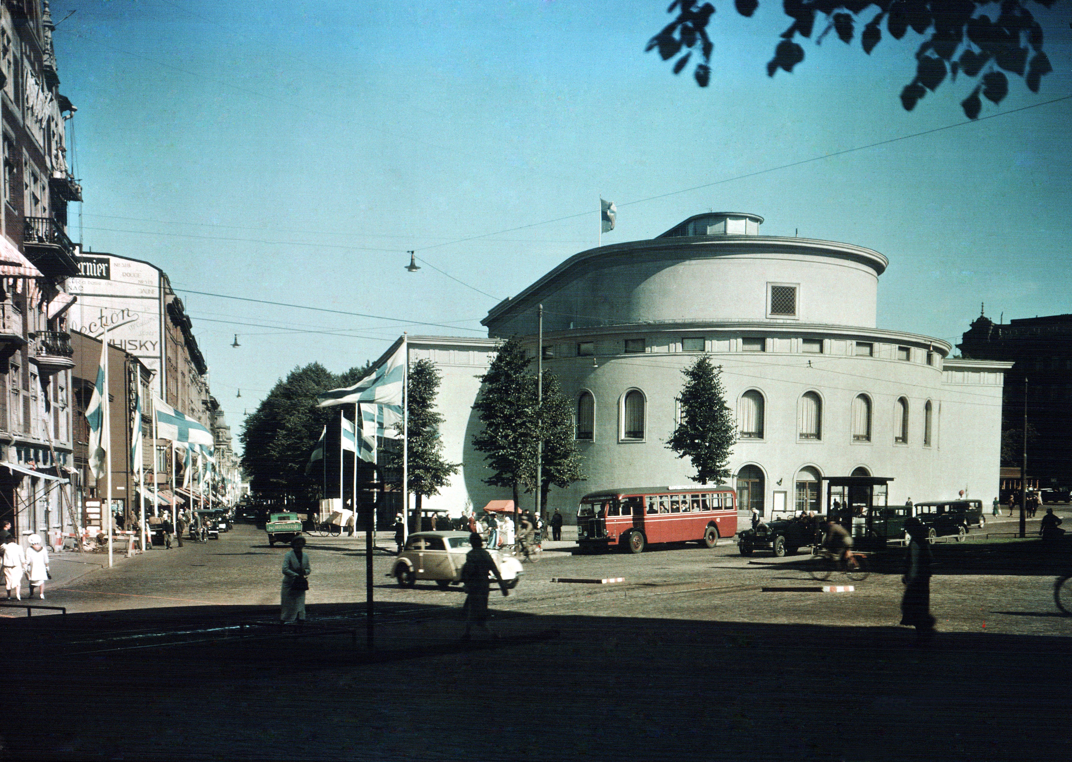 Pohjoisesplanadi, etualalla Ruotsalainen teatteri