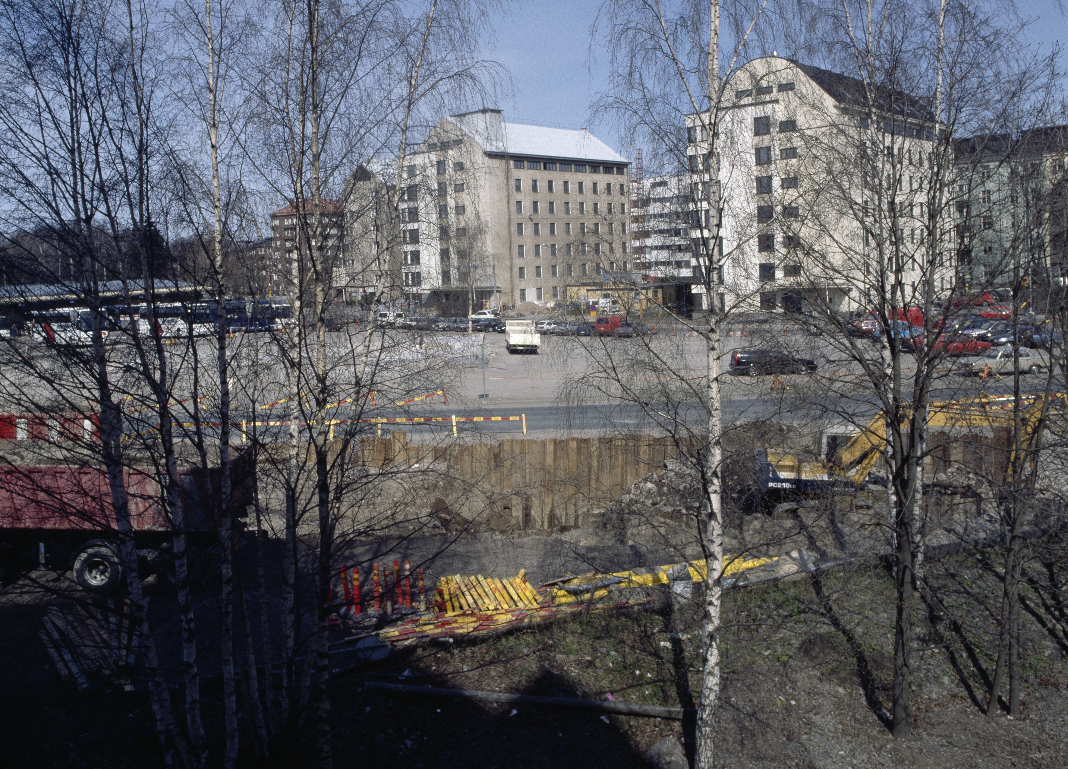 Leppäsuo, taustalla Leppäsuonkatu 7, 9.