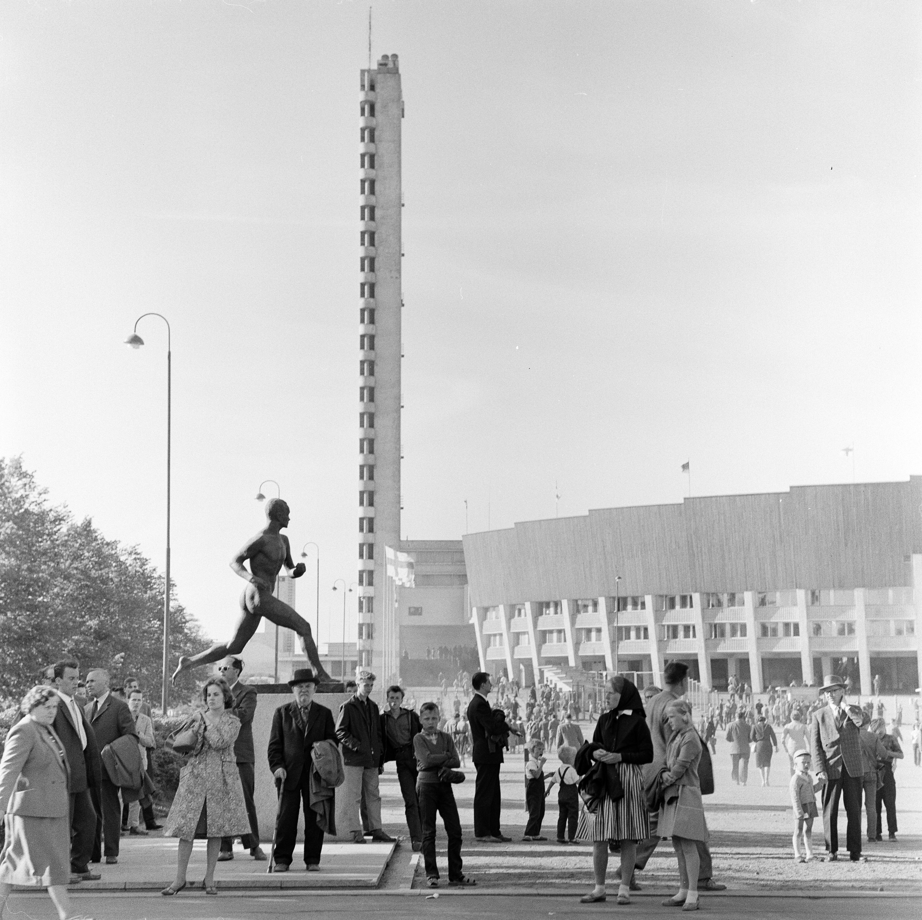Yleisurheilukilpailut Olympiastadionilla. Yleisöä Stadionin etukentällä. Taustalla Paavo Nurmen patsas.