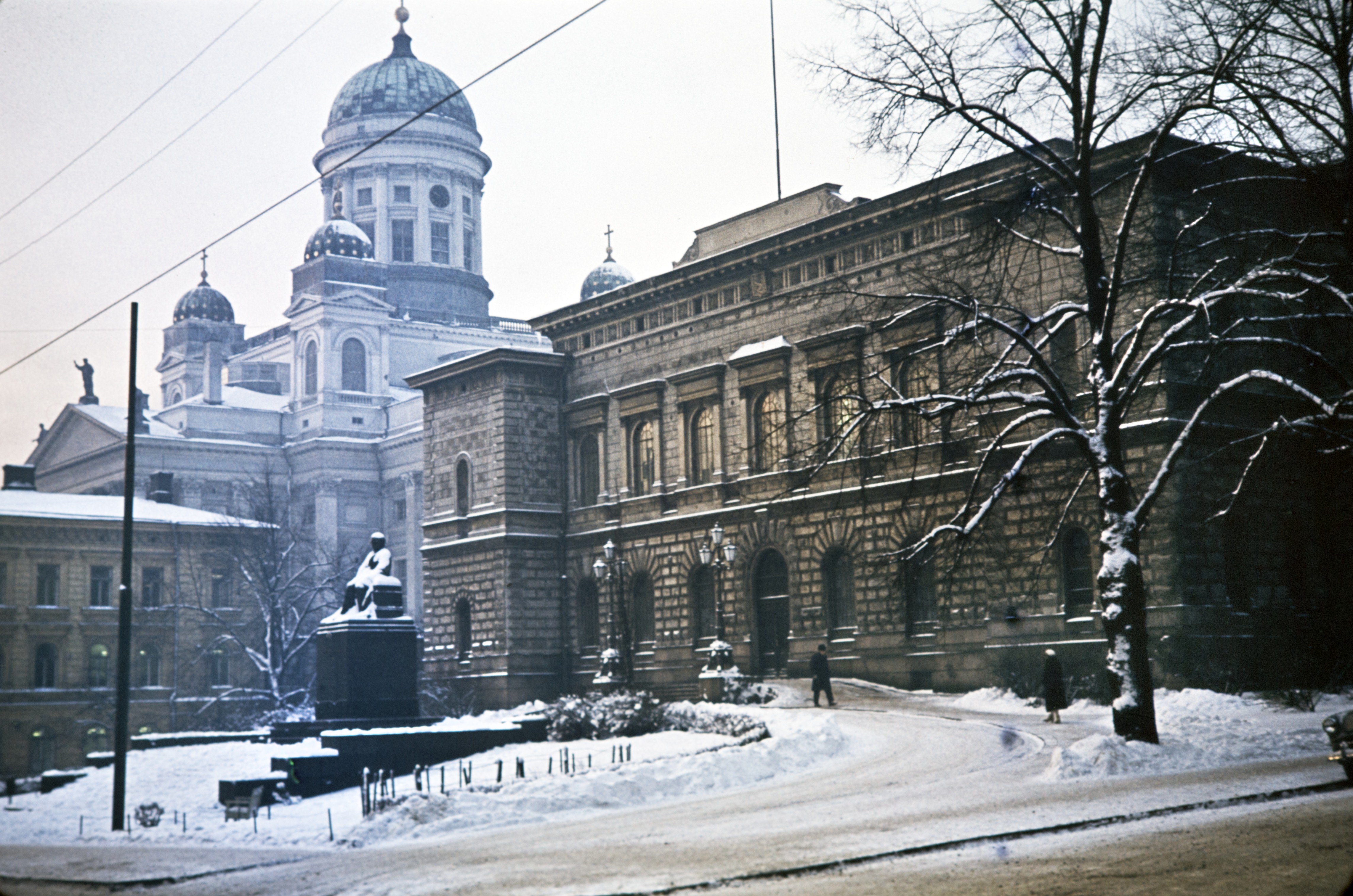 Snellmaninaukio, Snellmaninkatu 6. - Kirkkokatu 16. Suomen pankki, jonka edessä Emil Wikströmin tekemä Johan Vilhelm Snellmanin patsas vuodelta 1923.