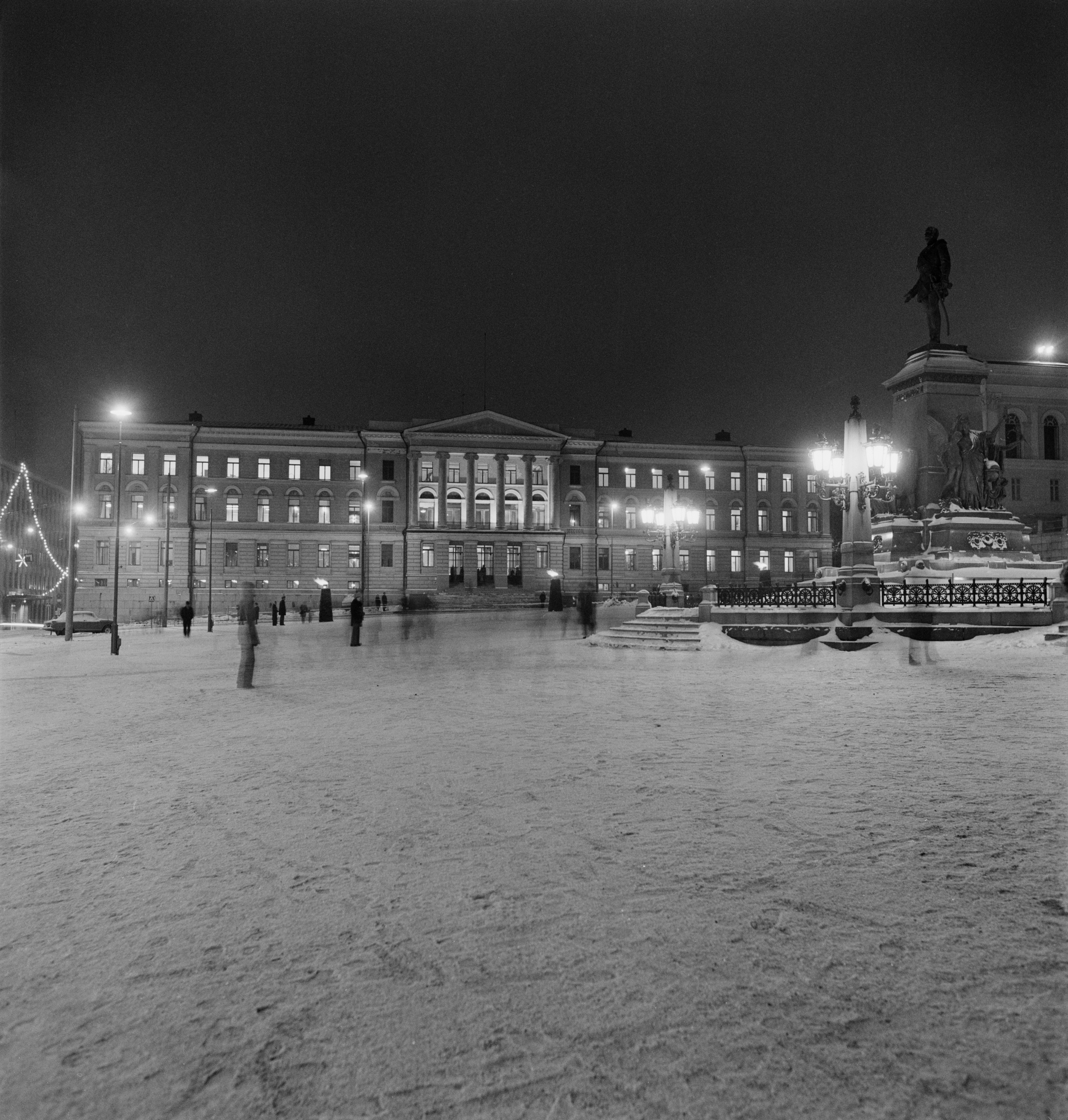 Tervapatoja itsenäisyyspäivän kunniaksi Senaatintorilla  Yliopiston päärakennuksen ja Tuomiokirkon edustalla.