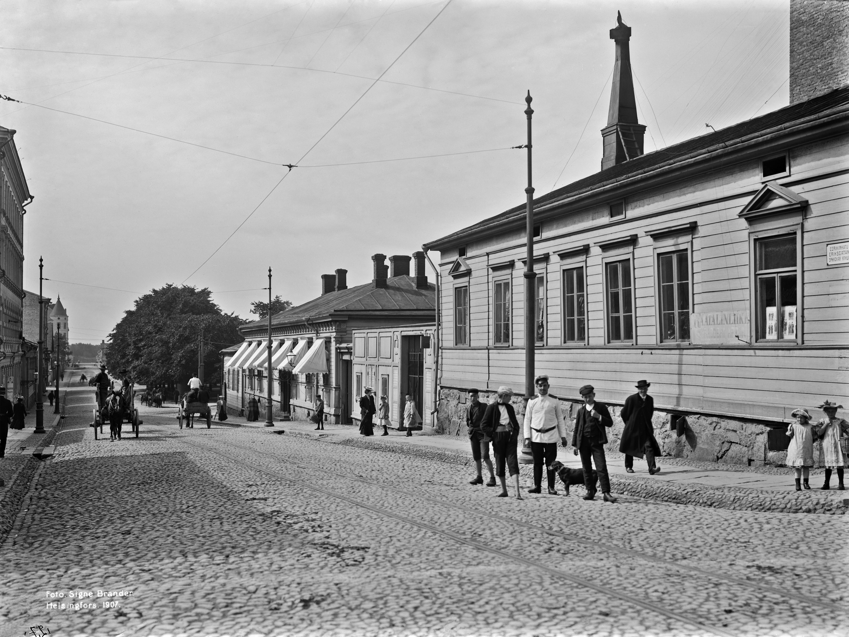 Eerikinkatu 15, 17, 19.  Taustalla Lapinlahden puistikko.