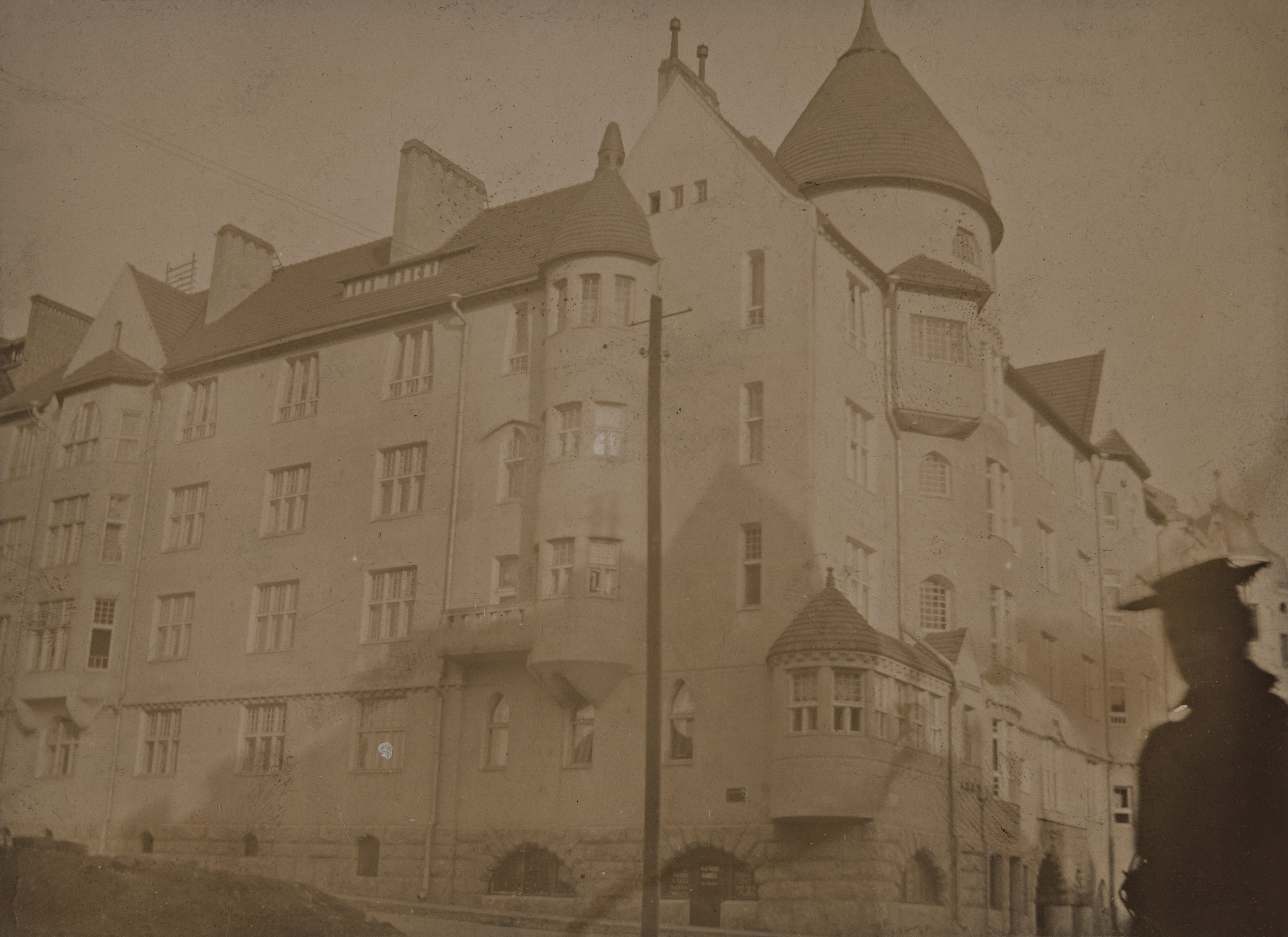 Vuonna 1902 valmistunut asunto-osakeyhtiö Olofsborg (arkkitehdit Geselius, Lindgren, Saarinen) Katajanokalla