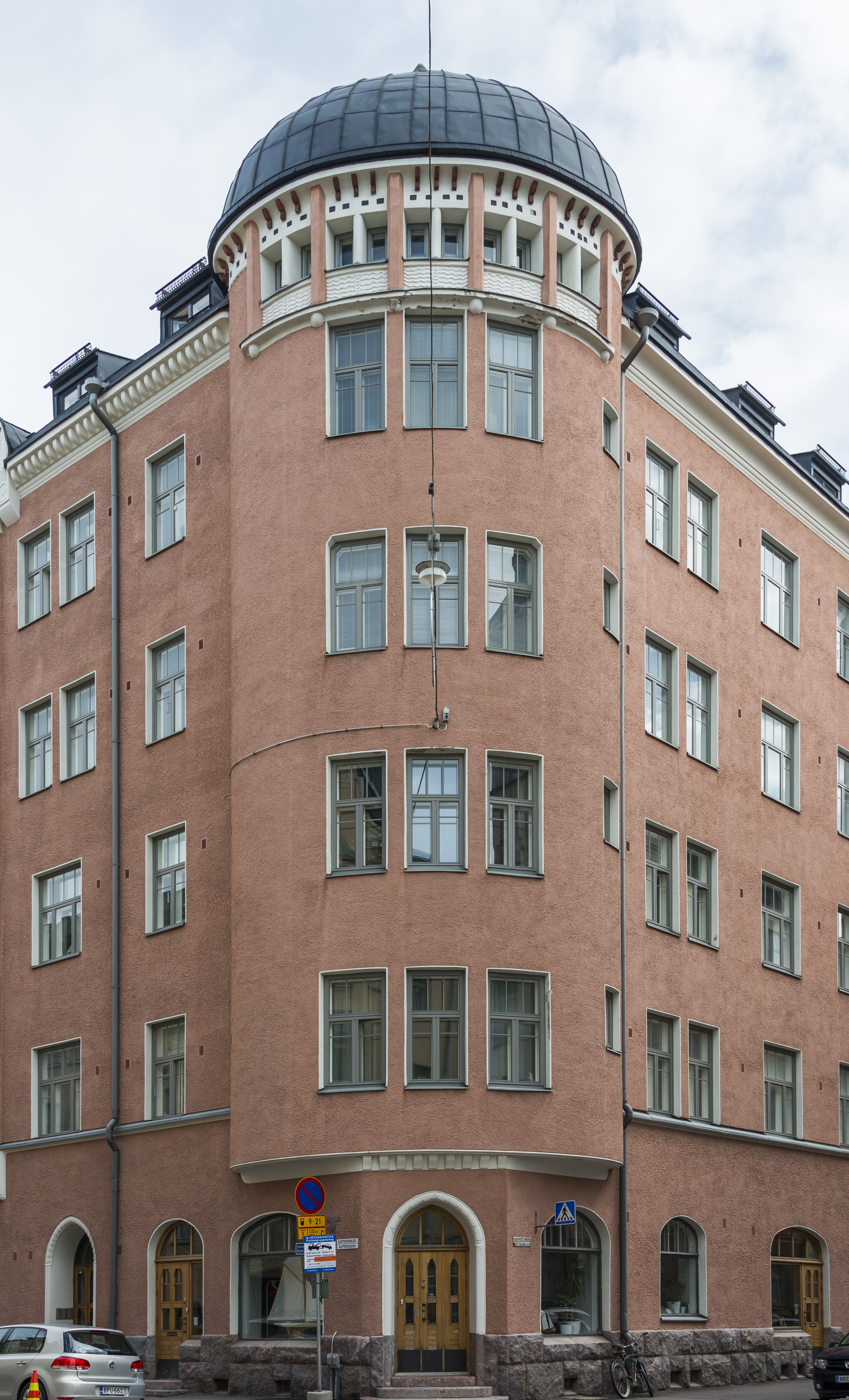 Kapteeninkatu 3. Laivanvarustajankatu 11. Rakennusmestari E. Ahlstedtin suunnittelema rakennus "Ilmola" vuodelta 1908.