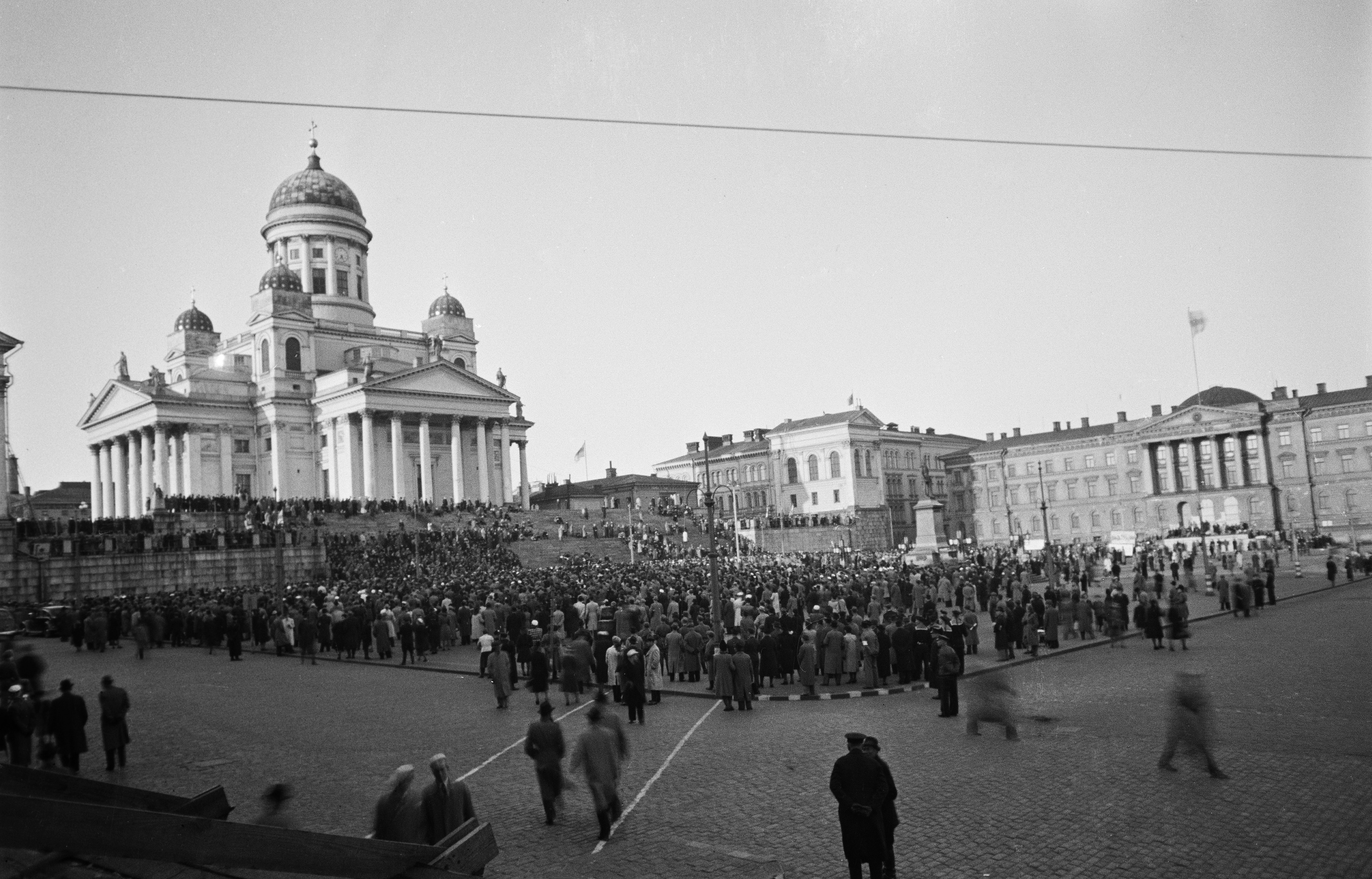 SKDL:n järjestämä kansalaiskokous Senaatintorilla Berliinin valtauksen johdosta. Taustalla Tuomiokirkko.