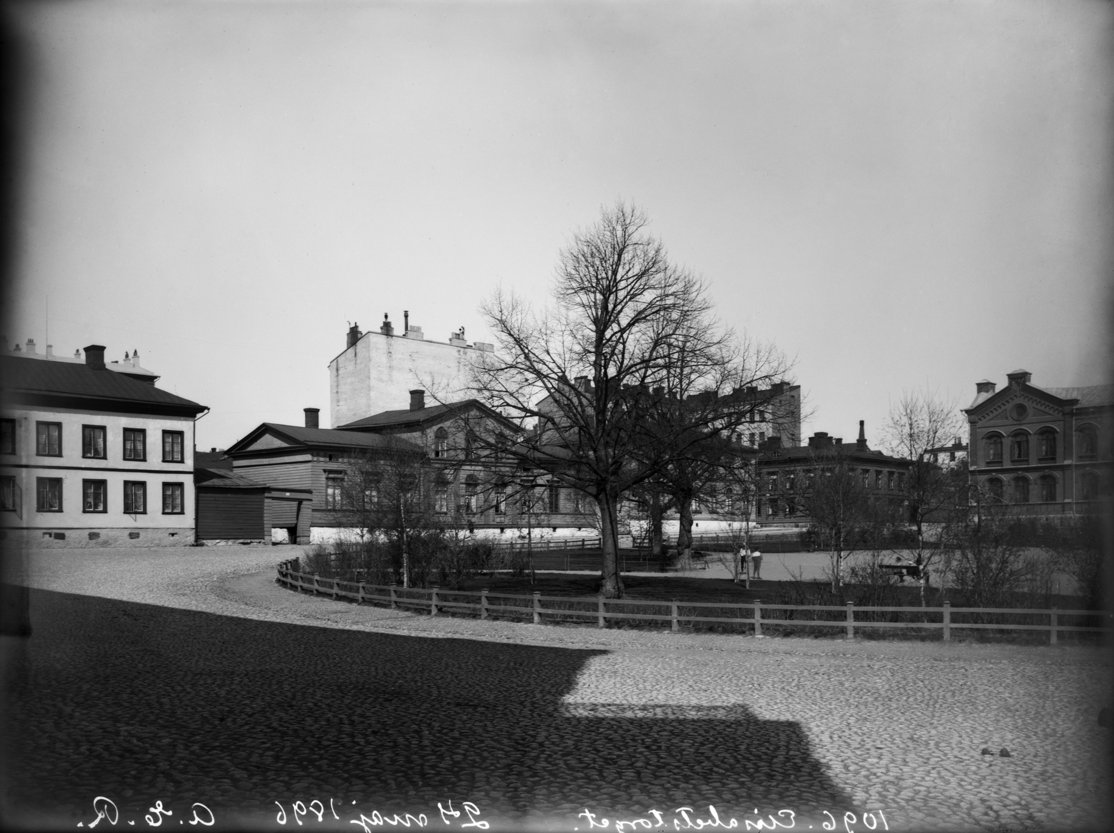 Elisabetintori (=Liisanpuistikko) nähtynä Pohjoisrannasta. Vasemmalla Maurinkatu 2, 4, 6. Oikealla Elisabetinkatu (=Liisankatu) 1. Maurinkatu 4 purettu 1910.