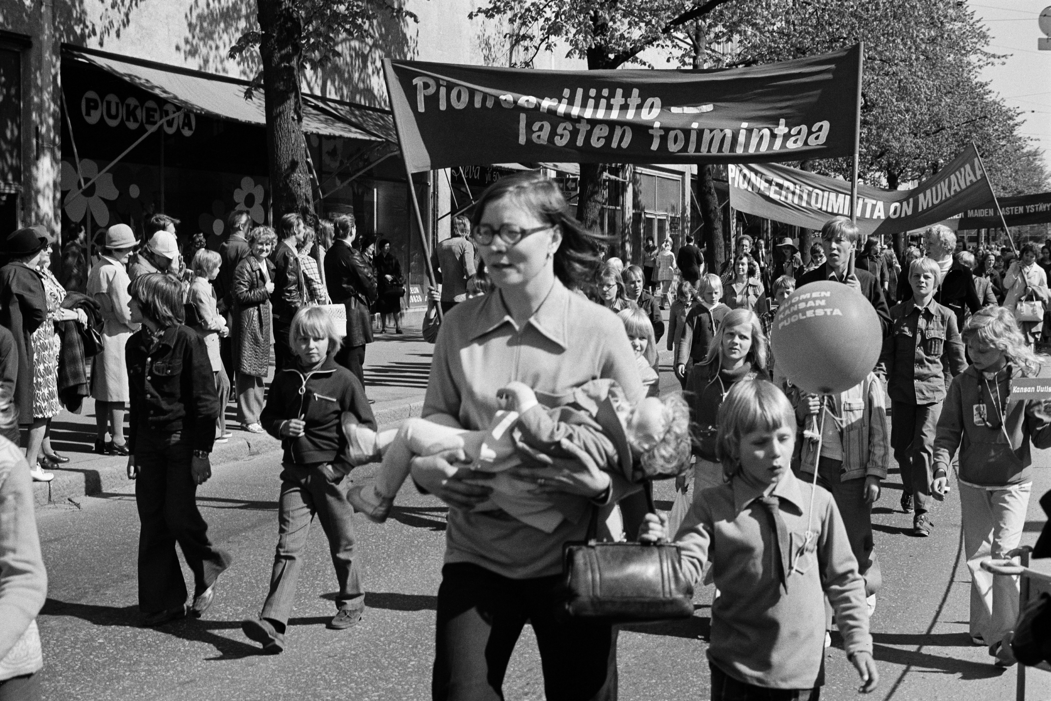 Pioneereja SKDL:n vappukulkueessa Mannerheimintiellä Töölön kisahallin (=Messuhalli) kohdalla.