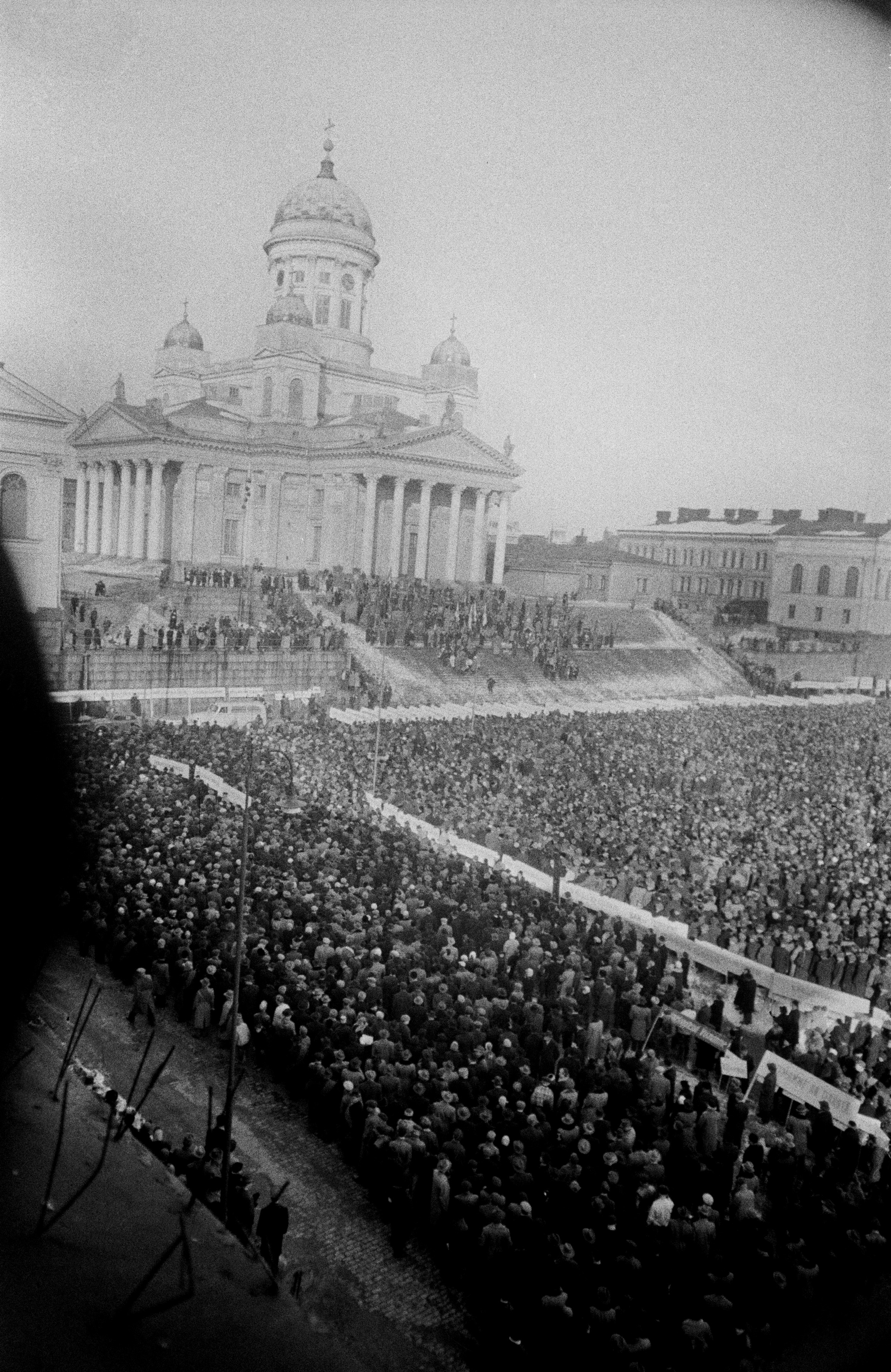 Mielenosoitus yleislakon aikaan Senaatintorilla Suurkirkon (=Helsingin tuomiokirkko) edessä, kuvattu Helsingin yliopiston päärakennuksen ikkunasta.