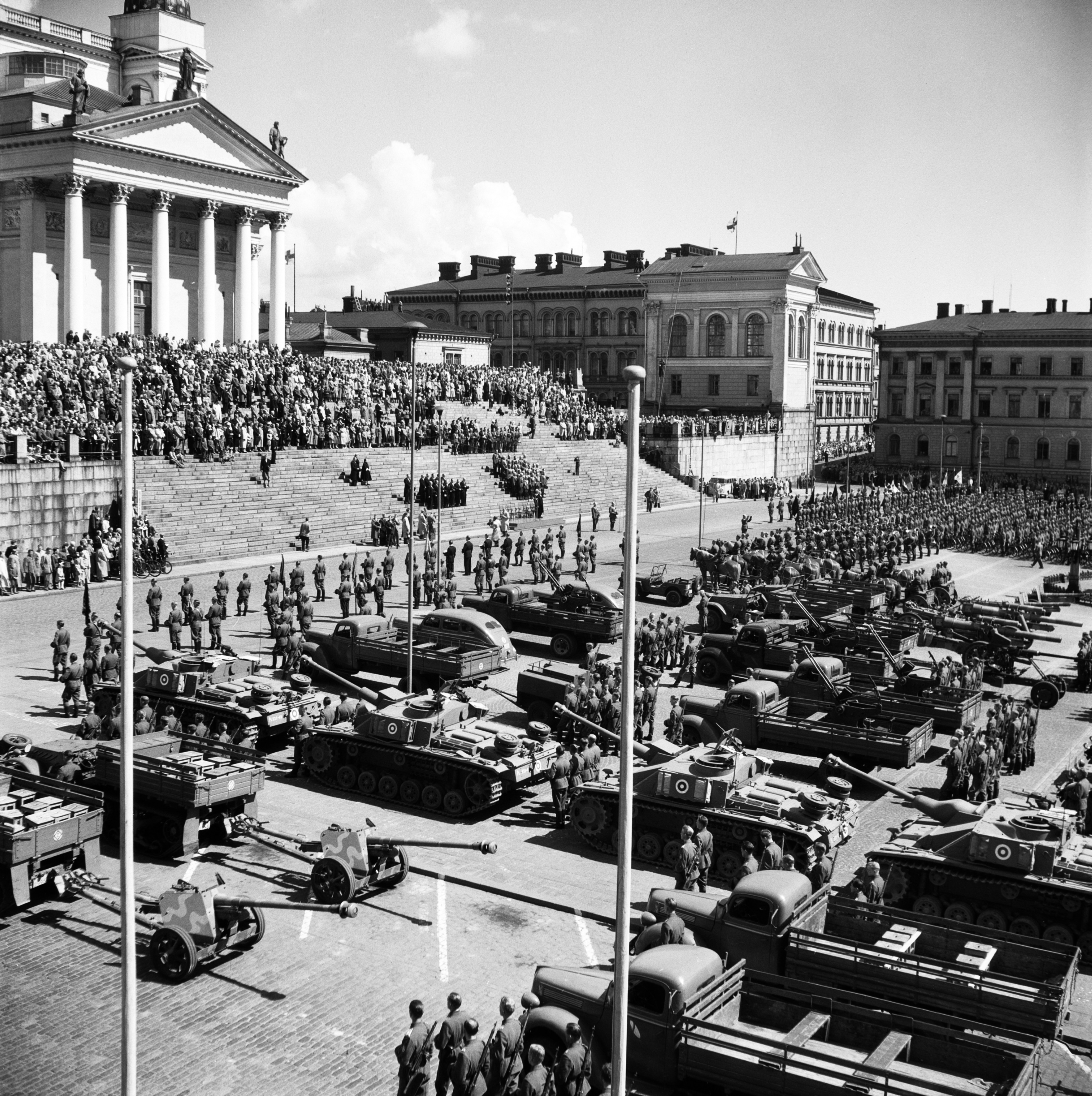 Puolustusvoimain lippujuhlan paraati Senaatintorilla 4.6.1951.