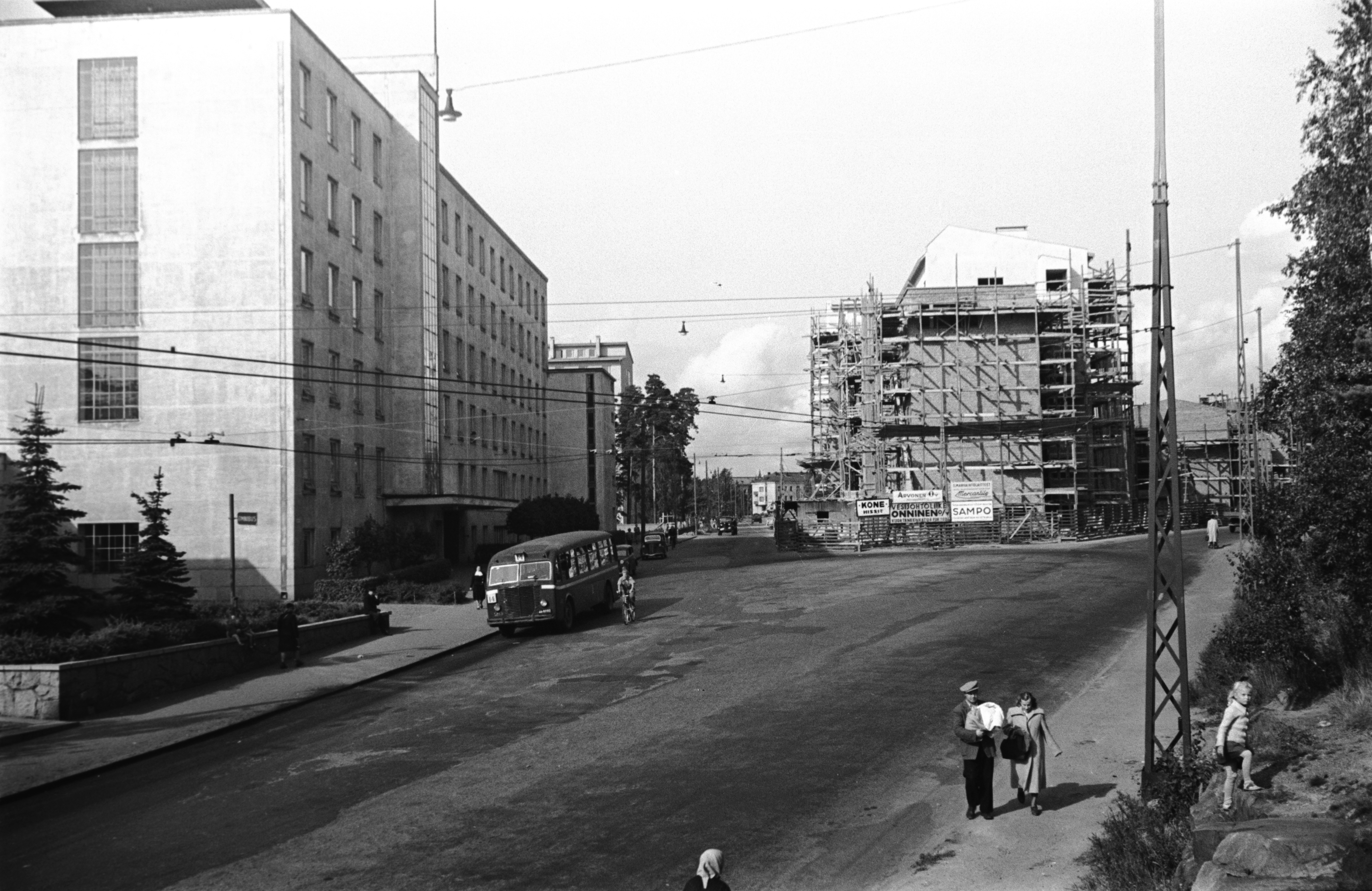 Haartmaninkatu 2, 1. - Topeliuksenkatu 30. Vasemmalla HYKS Naistenklinikka keskellä Työterveyslaitoksen talo rakenteilla. Rakennus valmistui keväällä 1951.