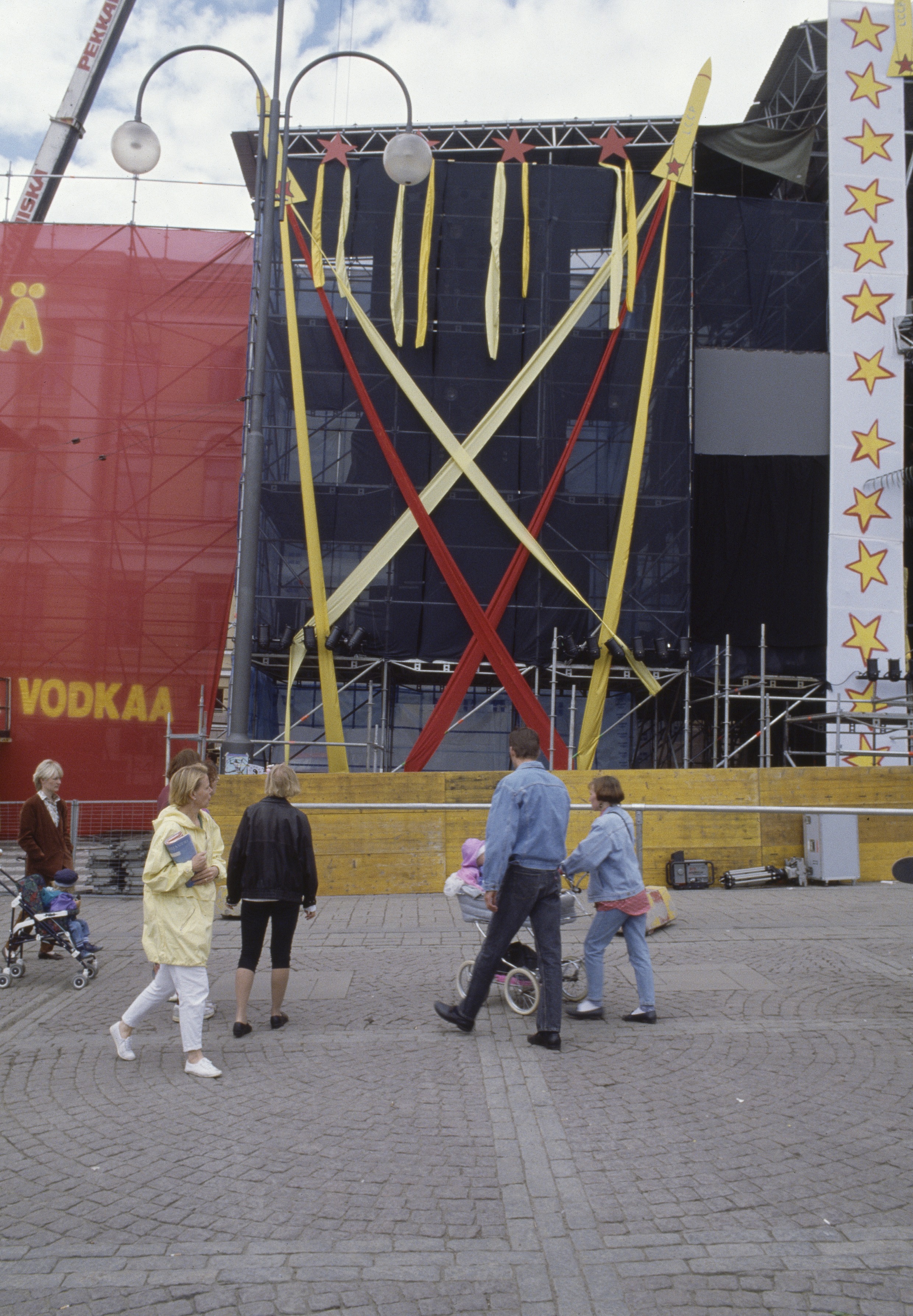 Leningrad Cowboys -yhtyeen ja Puna-armeijan kuoron Total Balalaika Show -konsertin esiintymislavaa pystytetään Senaatintorilla Helsinki-päivänä 1993.