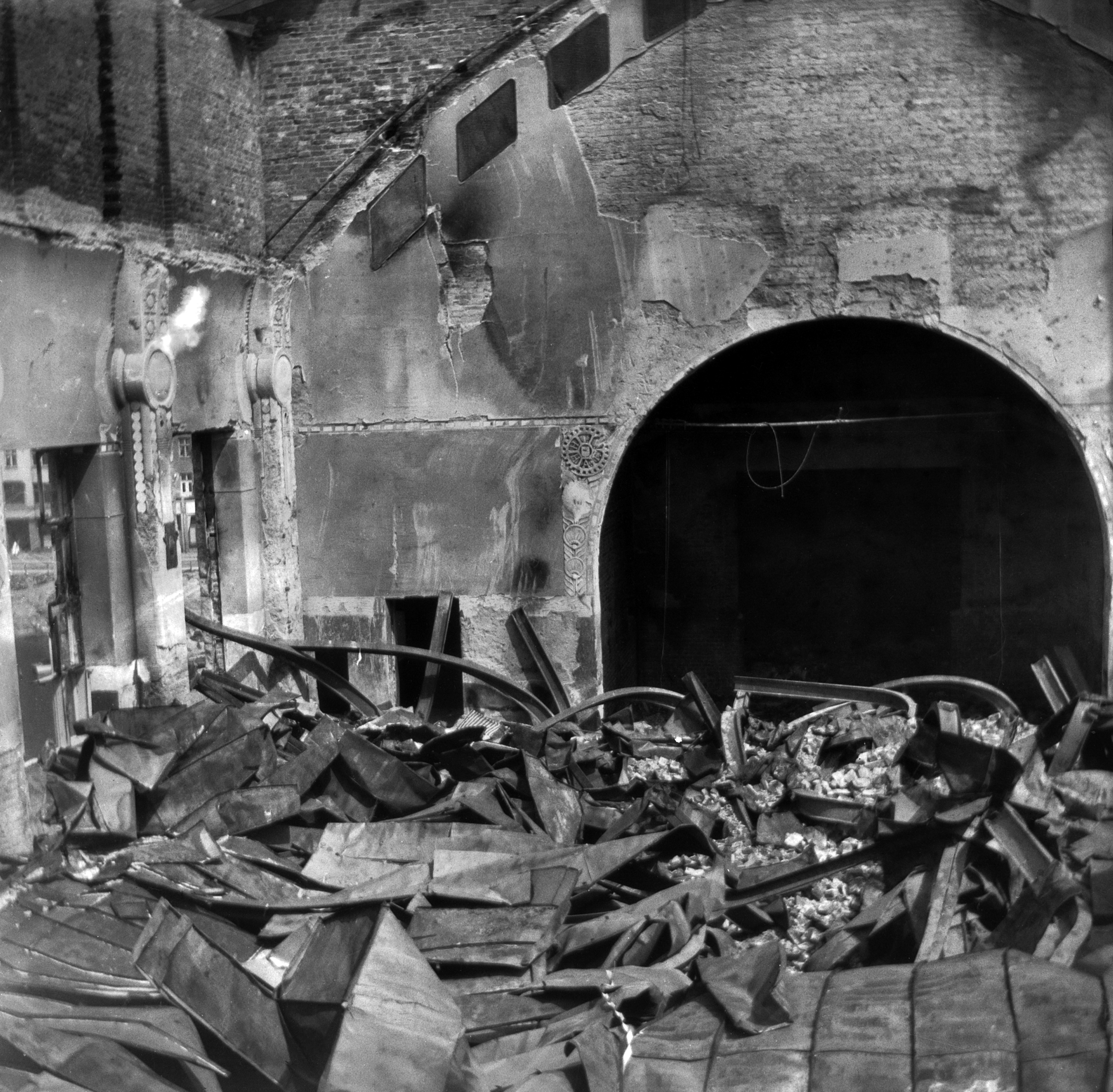Helsingin valtaus 1918. Työväentalon, Säästöpankinranta 6, juhlasali ja näyttämö pommituksen jälkeen.