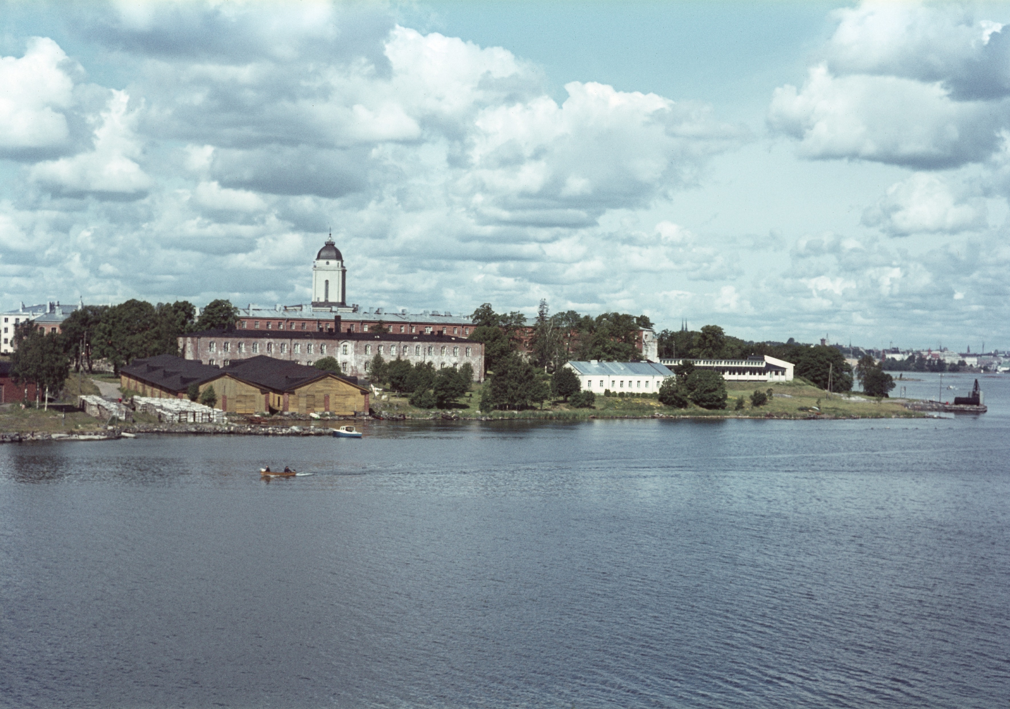 Suomenlinna. Iso-Mustasaari, saaren itärantaa.