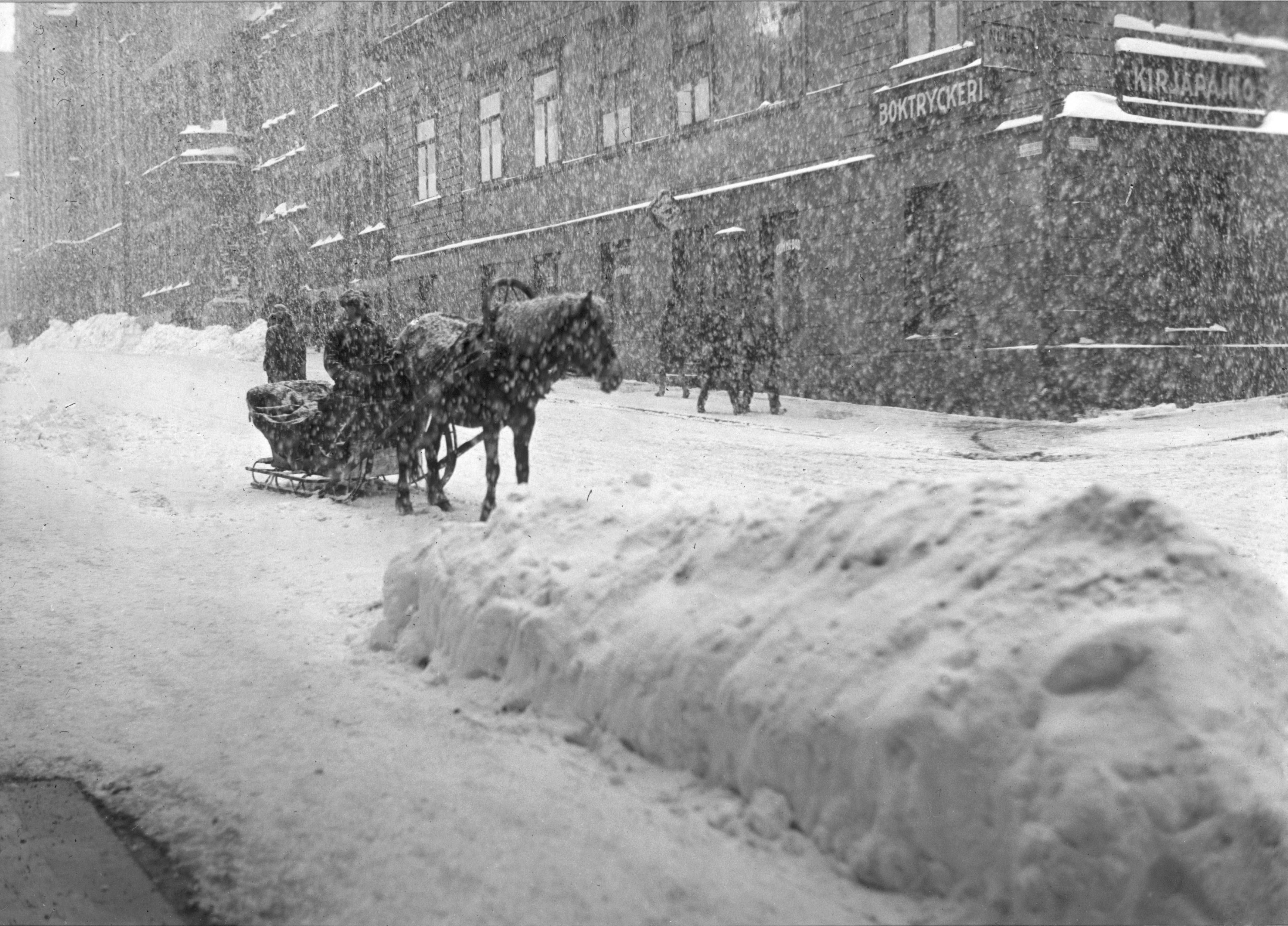 Ajuri lumisateessa Kasarmikatu 42:n kohdalla (rakennus purettu 1933).