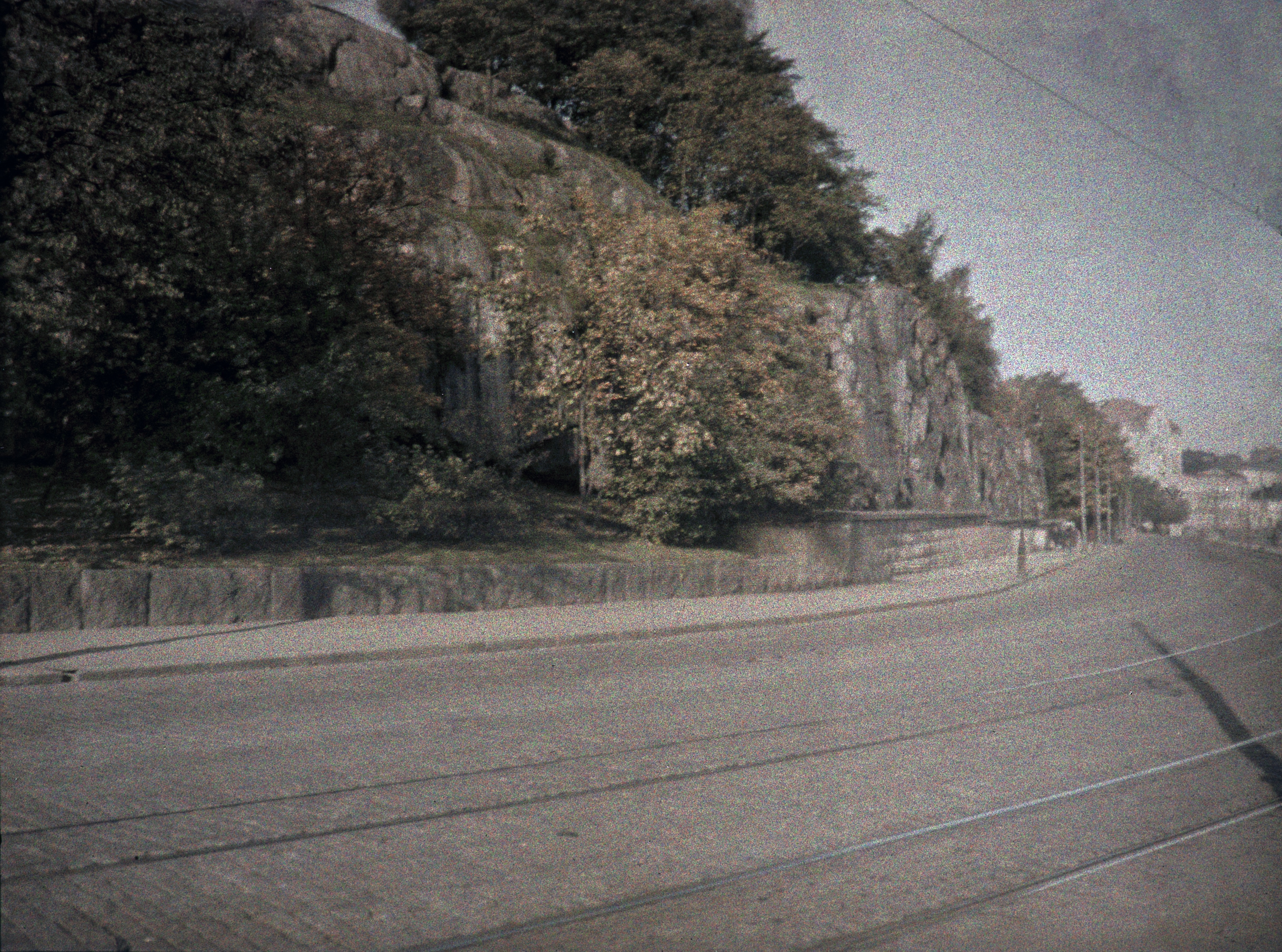 Laivasillankatu, vasemmalla Tähtitornin vuoren rinnettä.