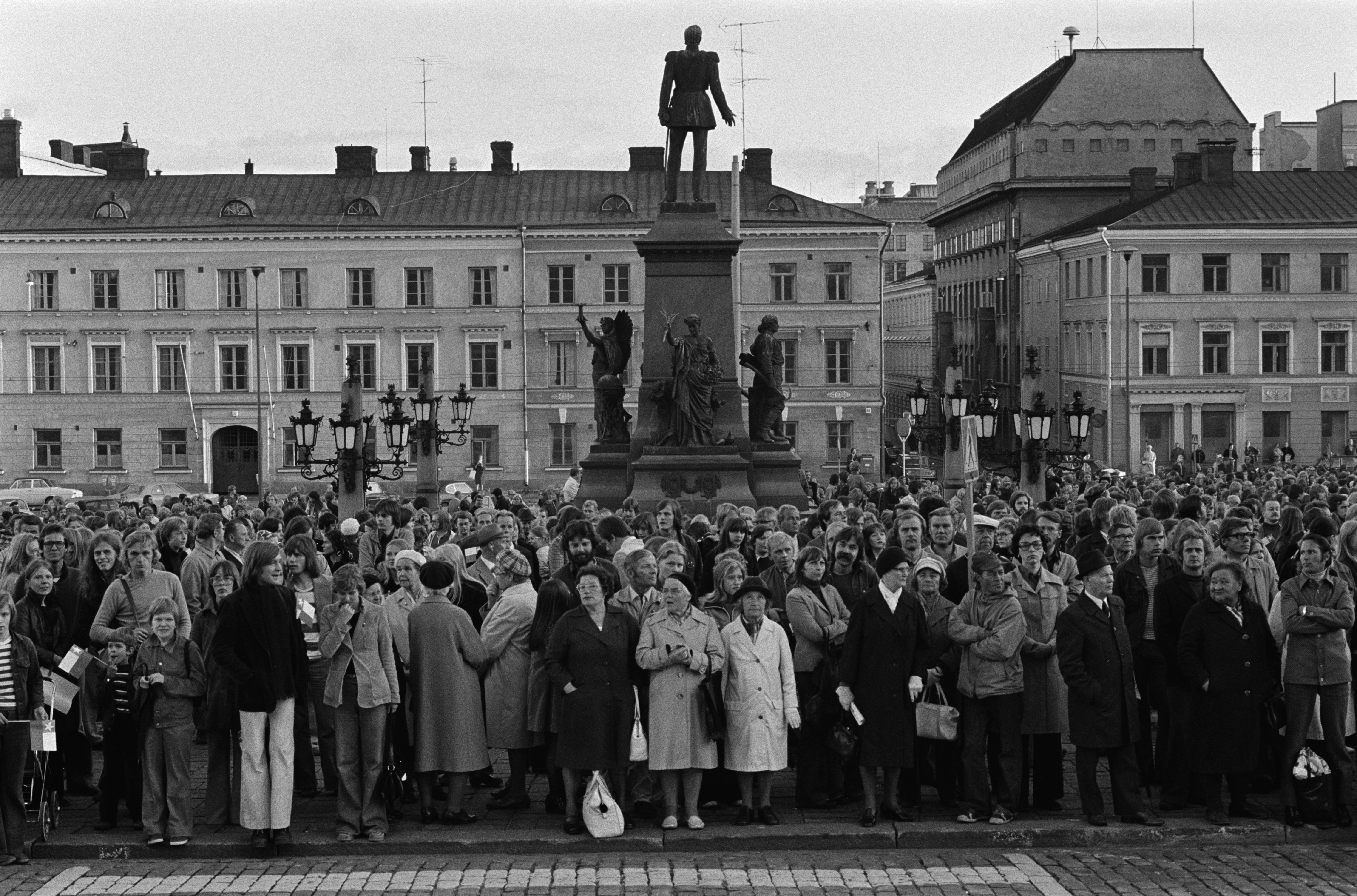 Chilen sotilasjuntan vastainen mielenosoitus Senaatintorilla.