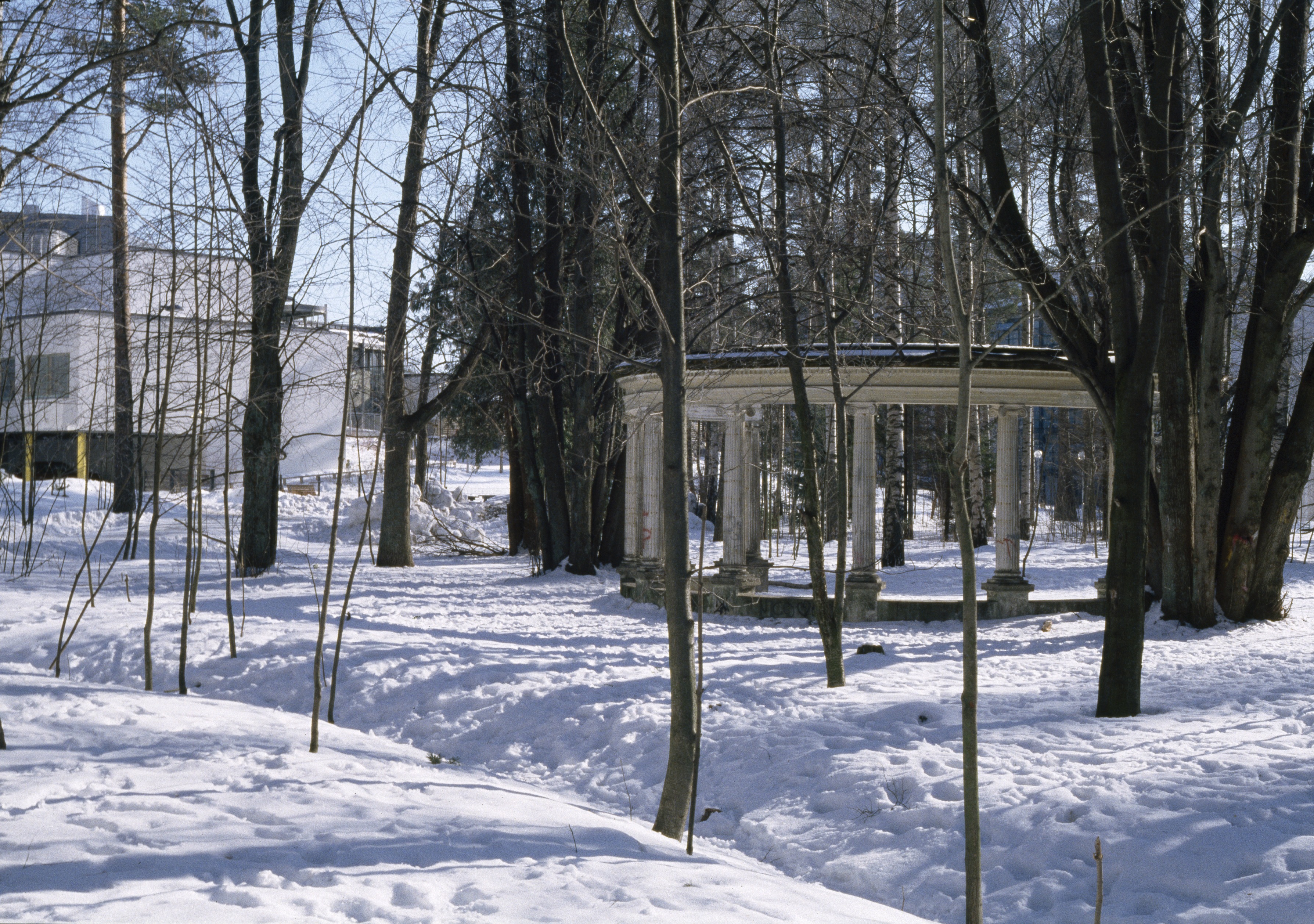 Huvila Hietalan villiintyneessä puutarha oleva pylväikkö. Leikonsaarentie 21. Vuosaari.