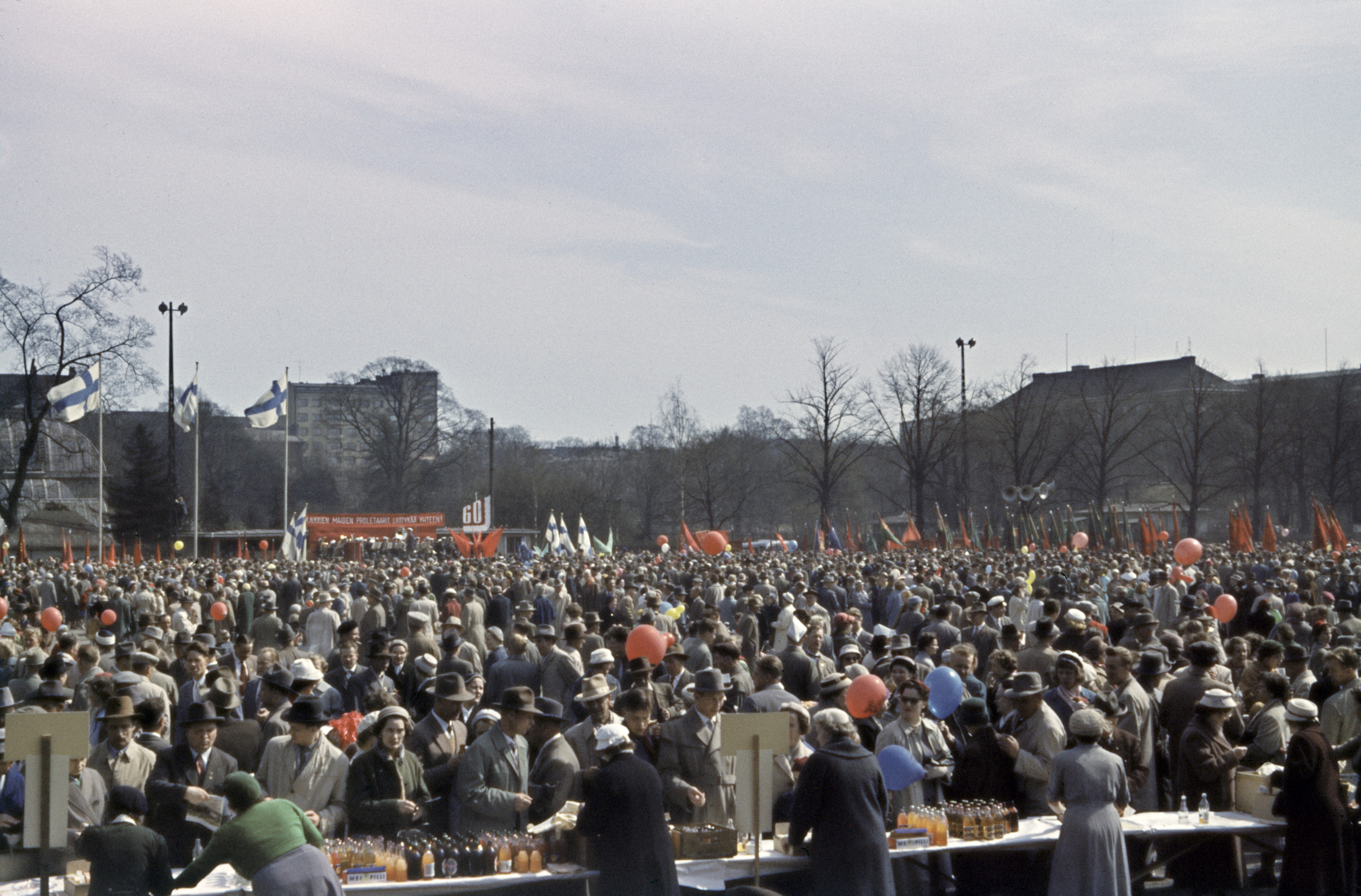 Työväen vappujuhla Kaisaniemen kentällä, juhlijoita ja virvoitusjuomien myyntiä