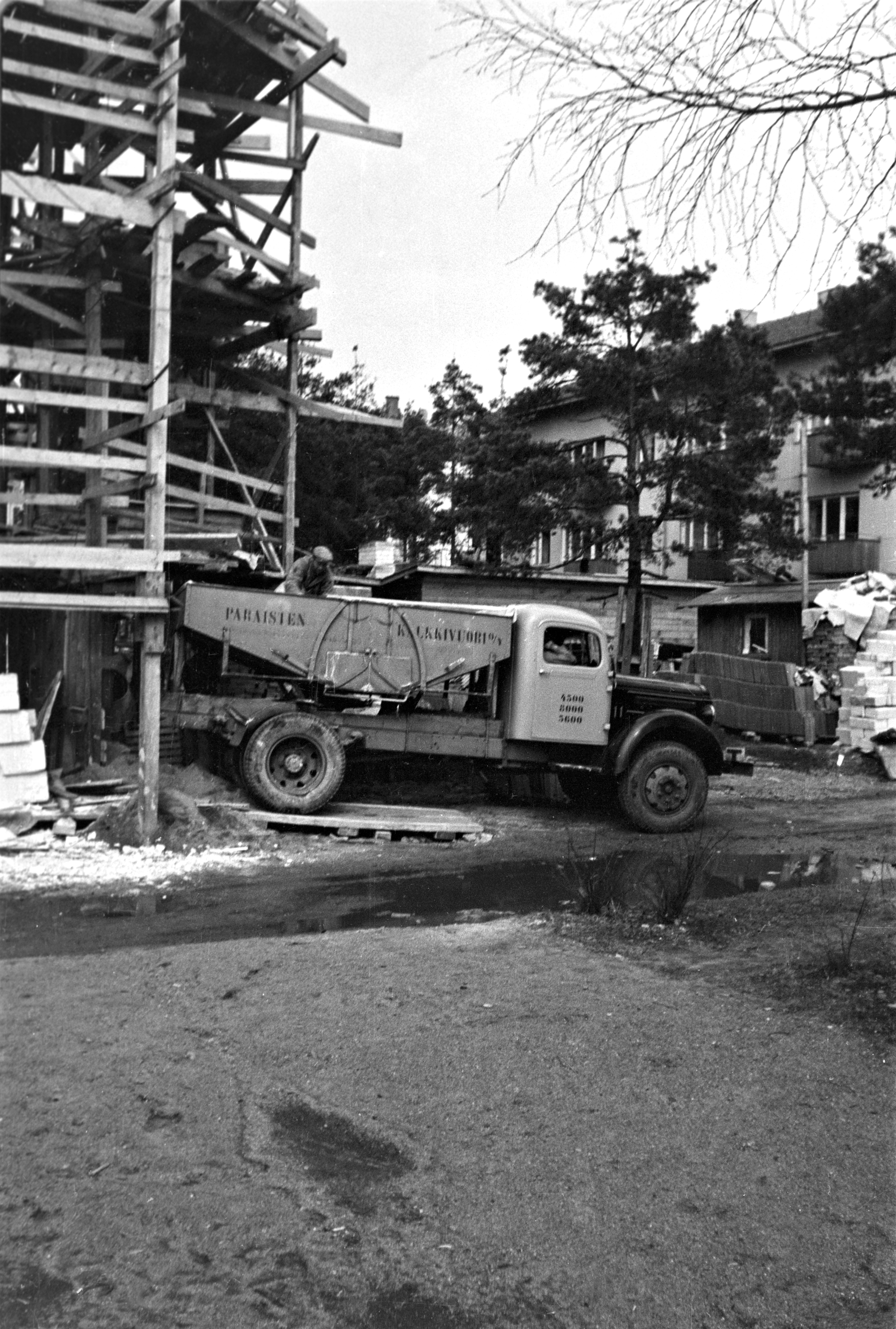 Rakennustyömaa, Tukholmankatu 9. Taustalla Tukholmankatu 7.