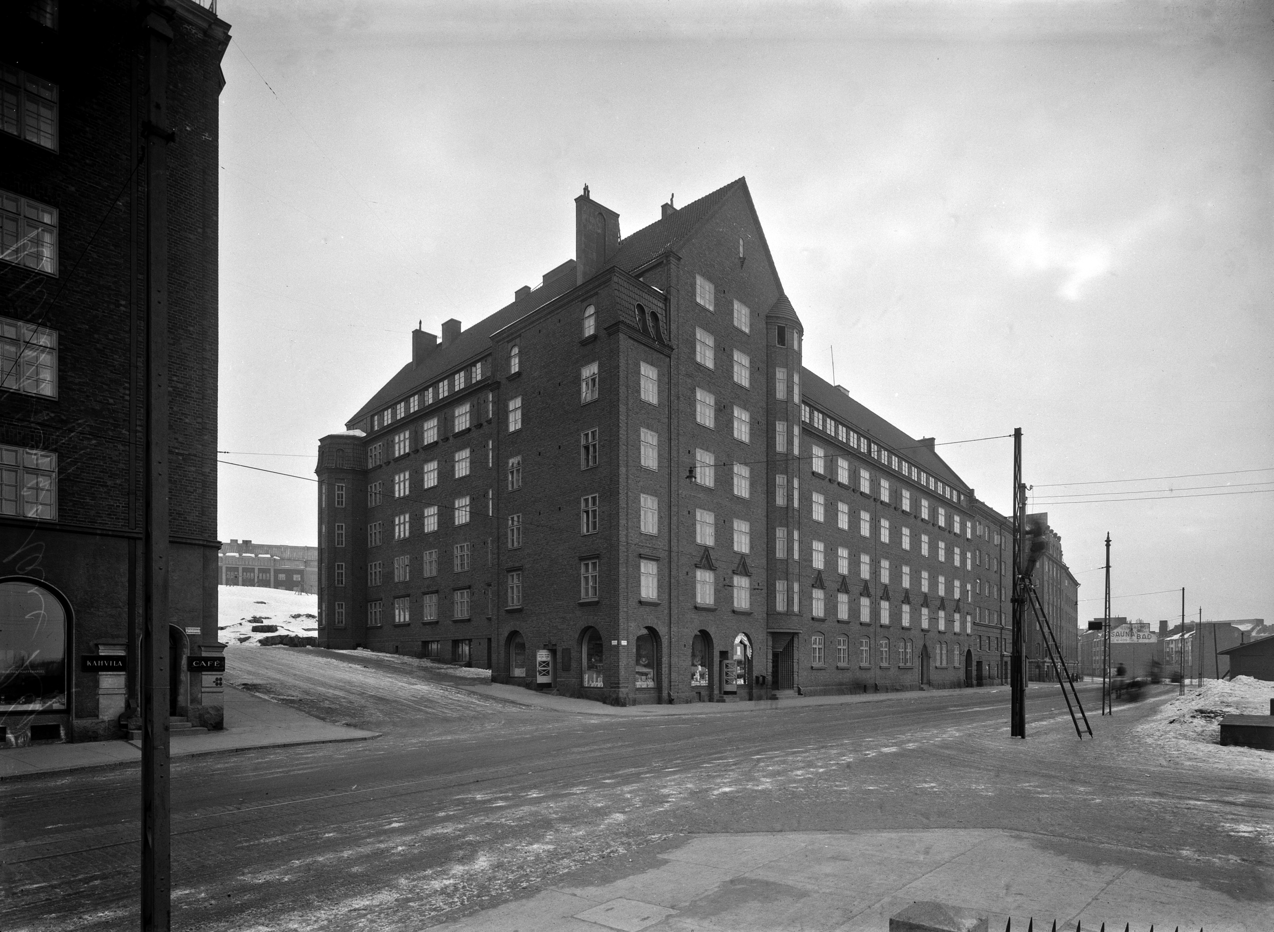 Runeberginkatu 29 (-Sammonkatu 2, vas.), Virkamiesasunto-osakeyhtiön talo. Sen suunnitteli arkkitehtitoimisto Borg, Sirén & Åberg, pääsuunnitelijana J. S. Sirén, se valmistui 1924.