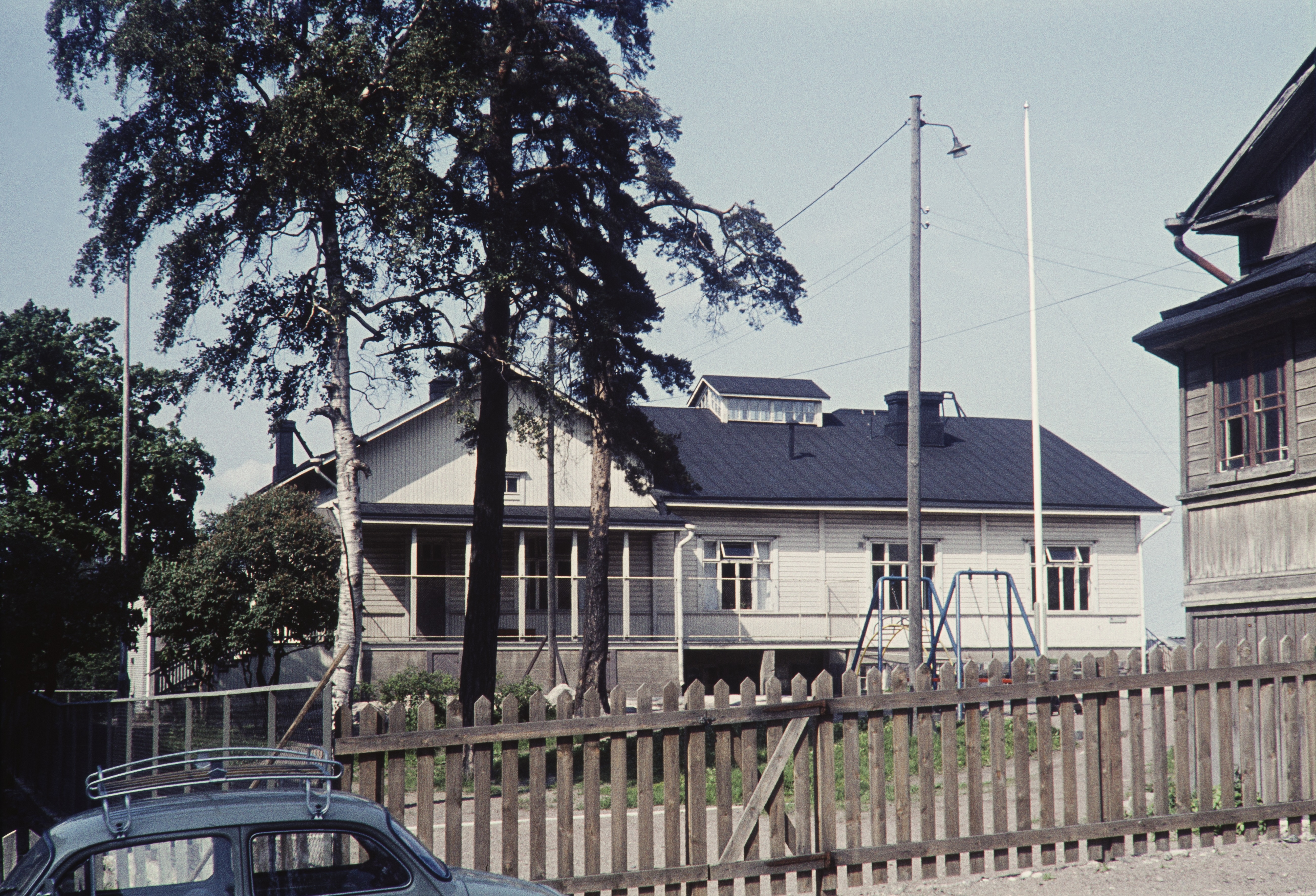 Hermannin nuorisoseurantalo, Saarenkatu 4. Puuaidan takana harjakattoinen nuorisoseurantalo. Talo on purettu vuonna 1970.
