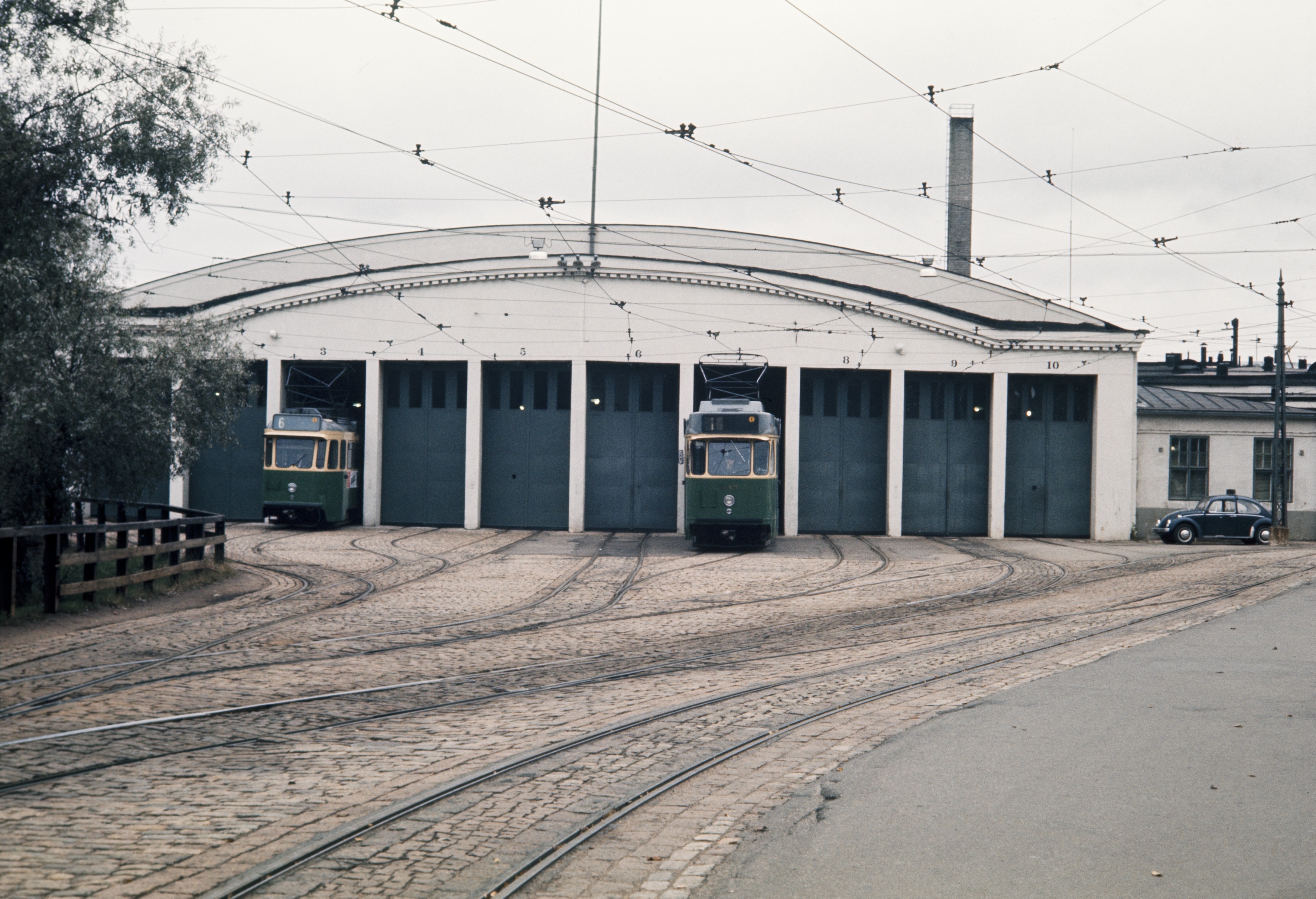 Liikennelaitoksen Vallilan raitiovaunuhalli.