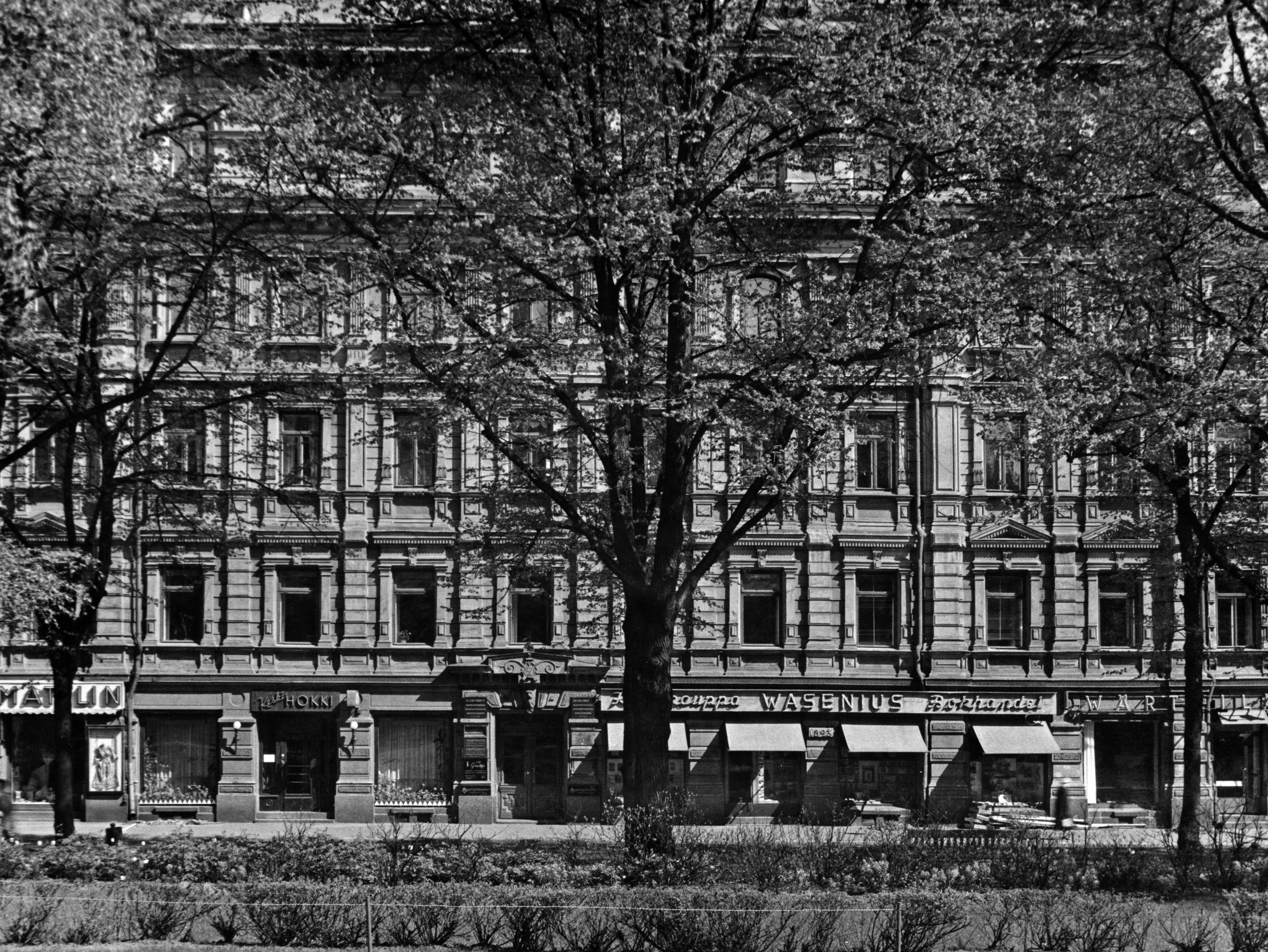 Grönqvistin talo, arkkitehti Th. Höjer, valmistunut 1882. Kortteli 33 Yksisarvinen. Pohjoisesplanadi 25-27.