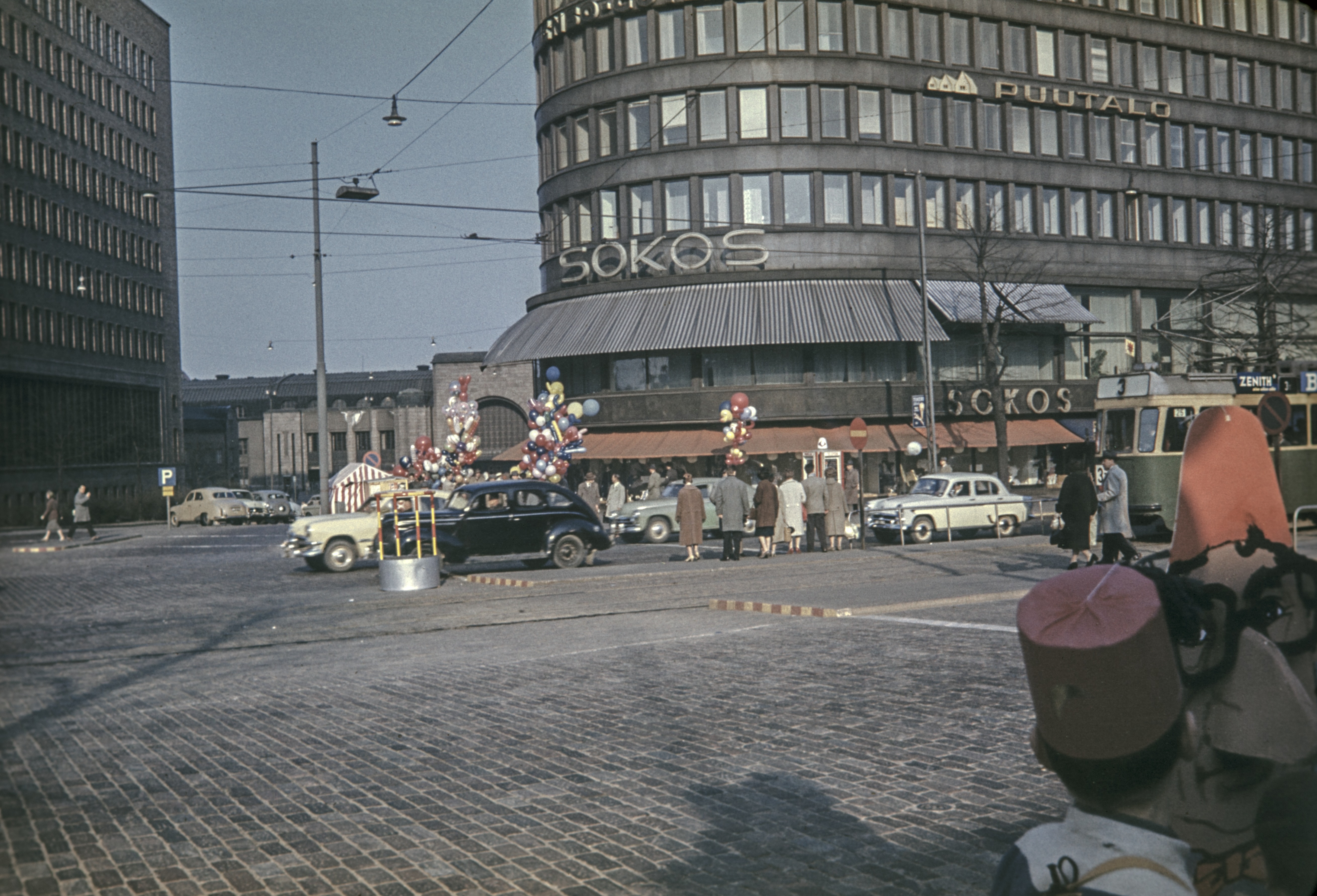 Vappu. Ilmapallonmyyjiä kaupungilla. Taustalla Pos – Kajantie Arvo,  valokuvaaja - Ajapaik