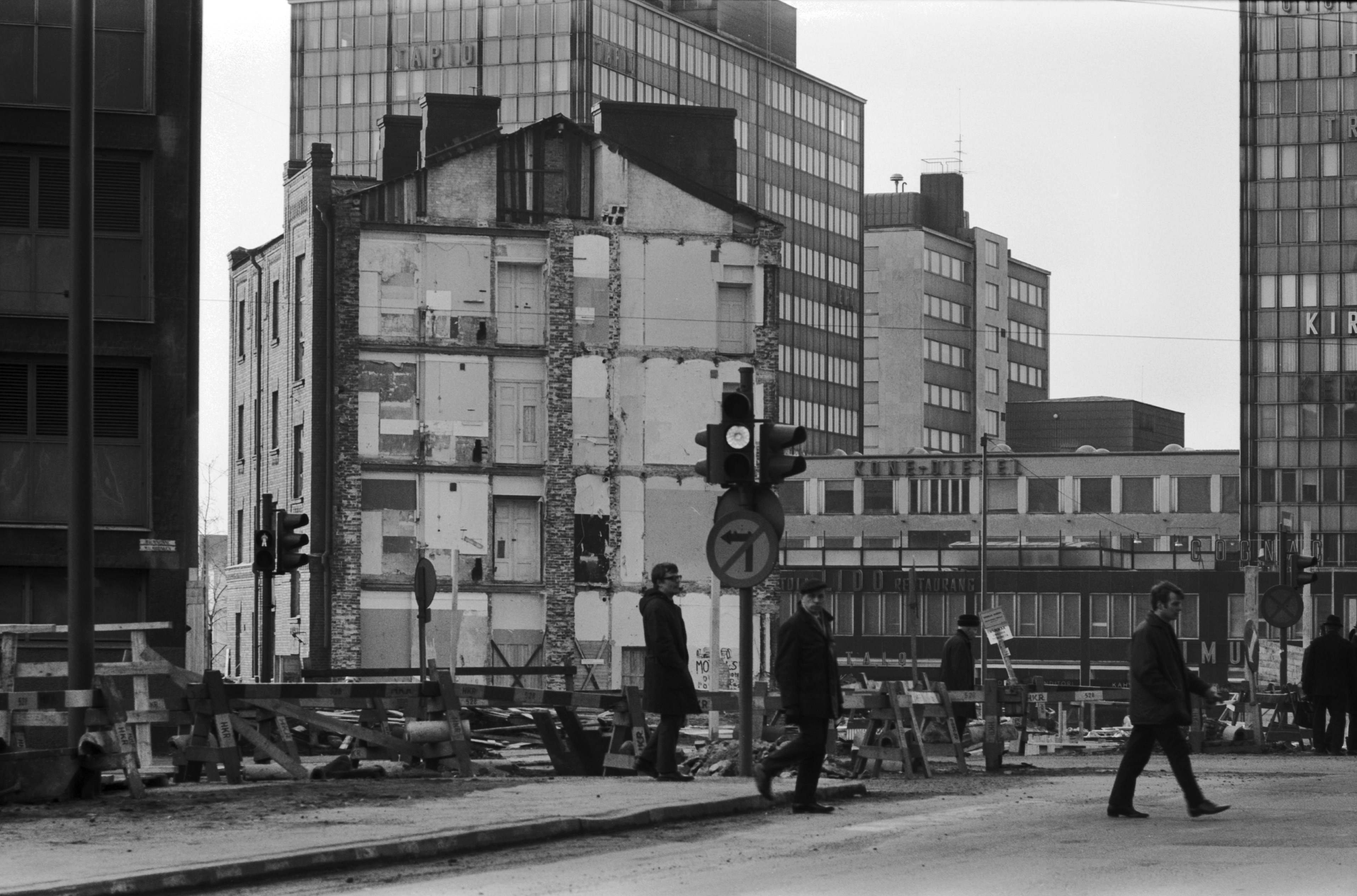 Fredrikinkatu 44. Purettava kerrostalo, entinen Turun kasarmin kasarmirakennus Fredrikinkadun ja Runeberginkadun kulmassa. Vasemmalla Kampin sähköasema Malminrinteen kulmassa. Taustalla Autotalo (nyk. Salomonkatu 17).