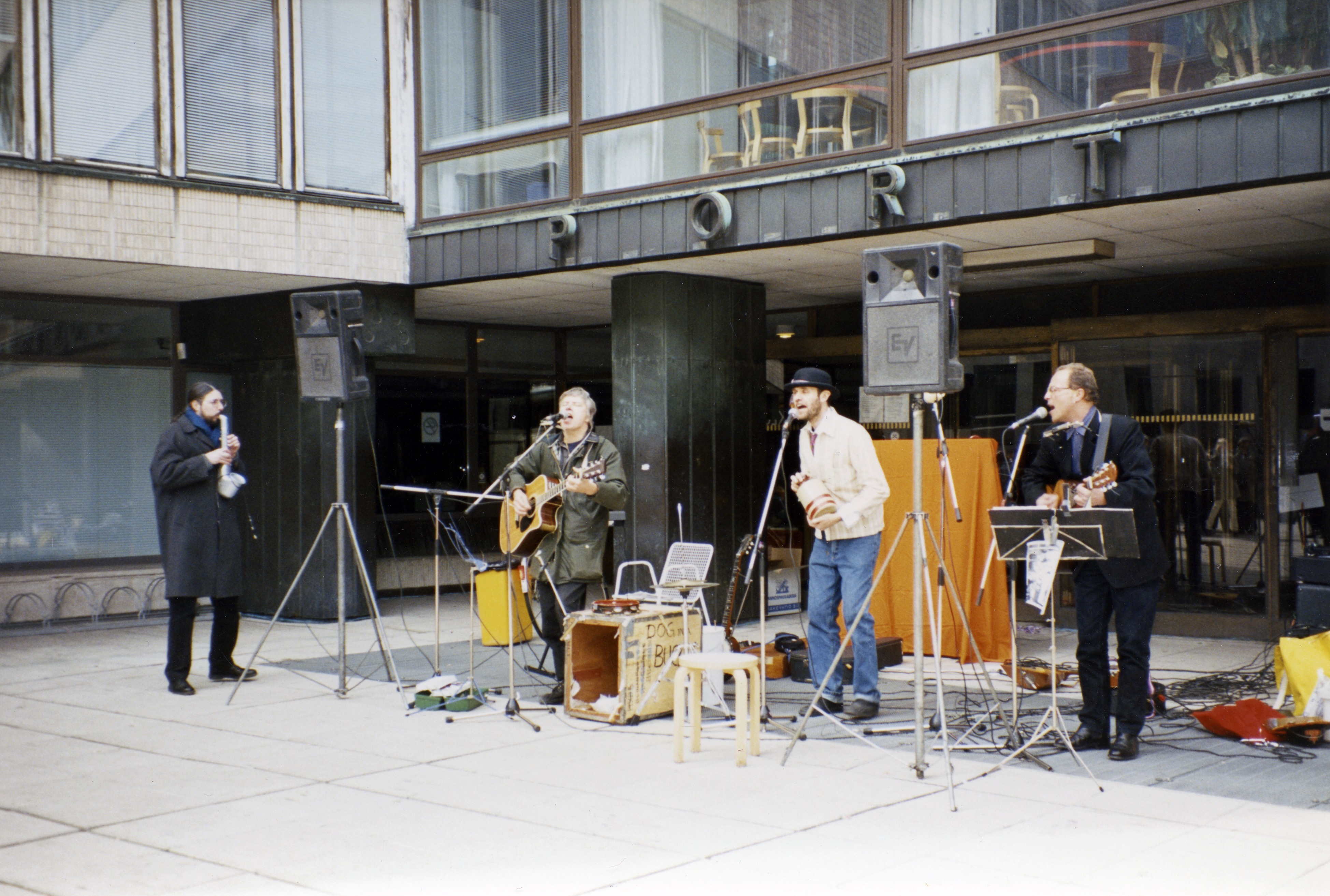 Dog In A Bucket -yhtye esiintyy Porthanian edessä Autoton vappu -tapahtumassa vappupäivänä klo 14.30. Yhtye esittää jug band -tyylistä musiikkia.