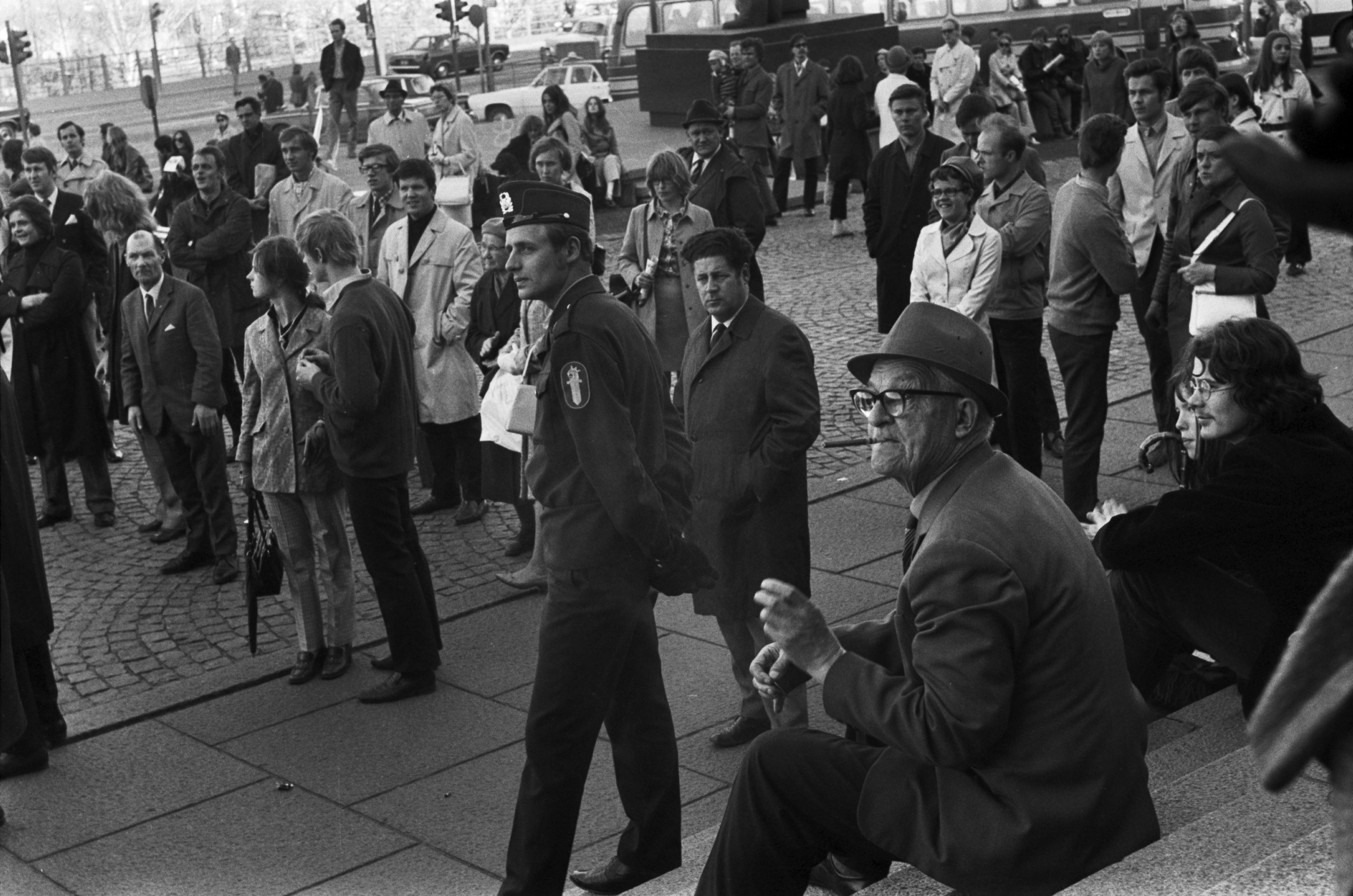 Mannerheimintie 30. Vietnamin sodan vastainen mielenosoitus Eduskuntatalon edessä. Etualalla miehiä istumassa portailla. Poliisi valvomassa tapahtumia.