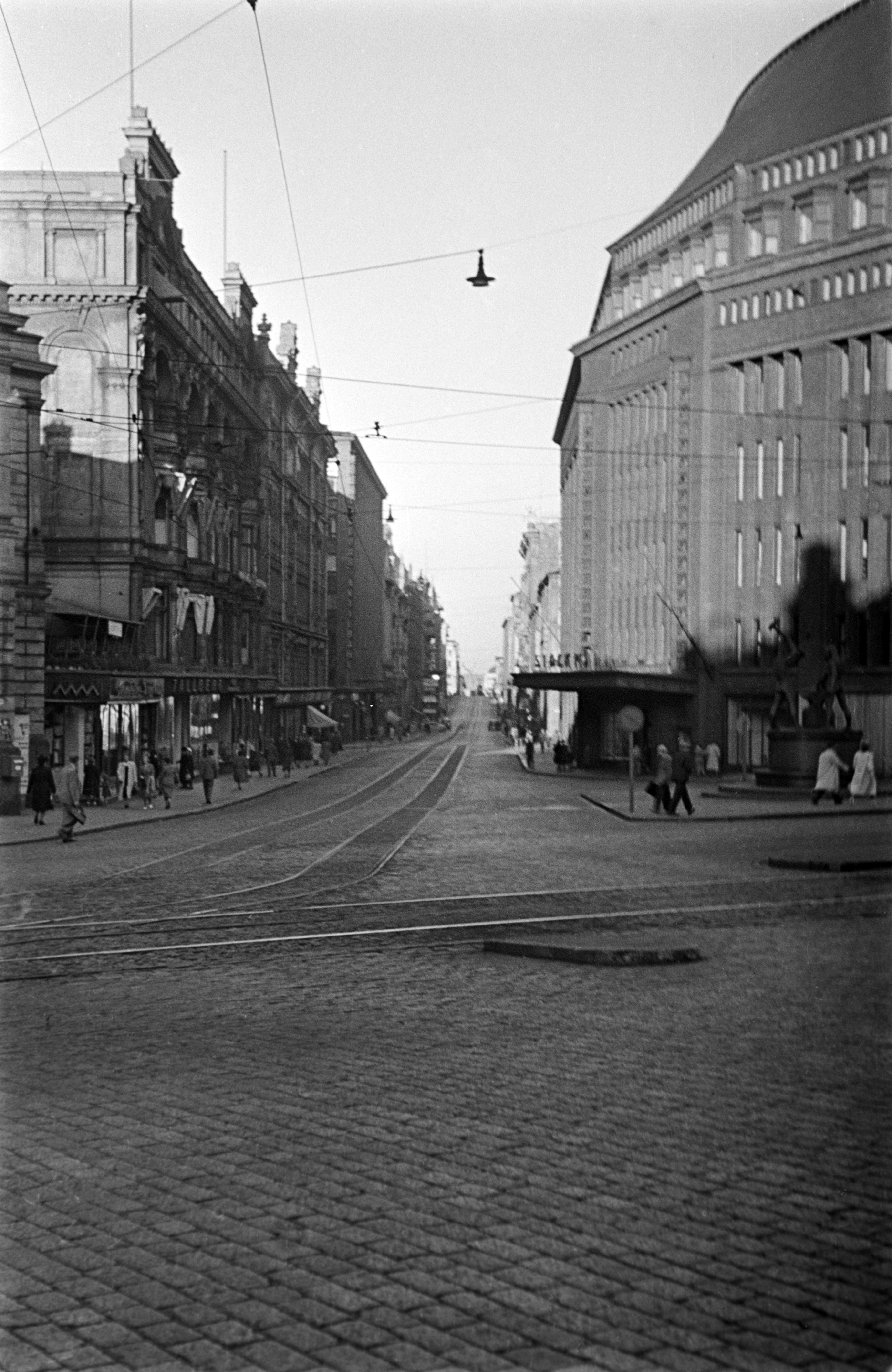 Mannerheimintie. Aleksanterinkatu 21, 52. Aleksanterinkatu kuvattuna Mannerheimintieltä. Oikealla Stockmann-tavaratalo ja Kolmen sepän patsas.