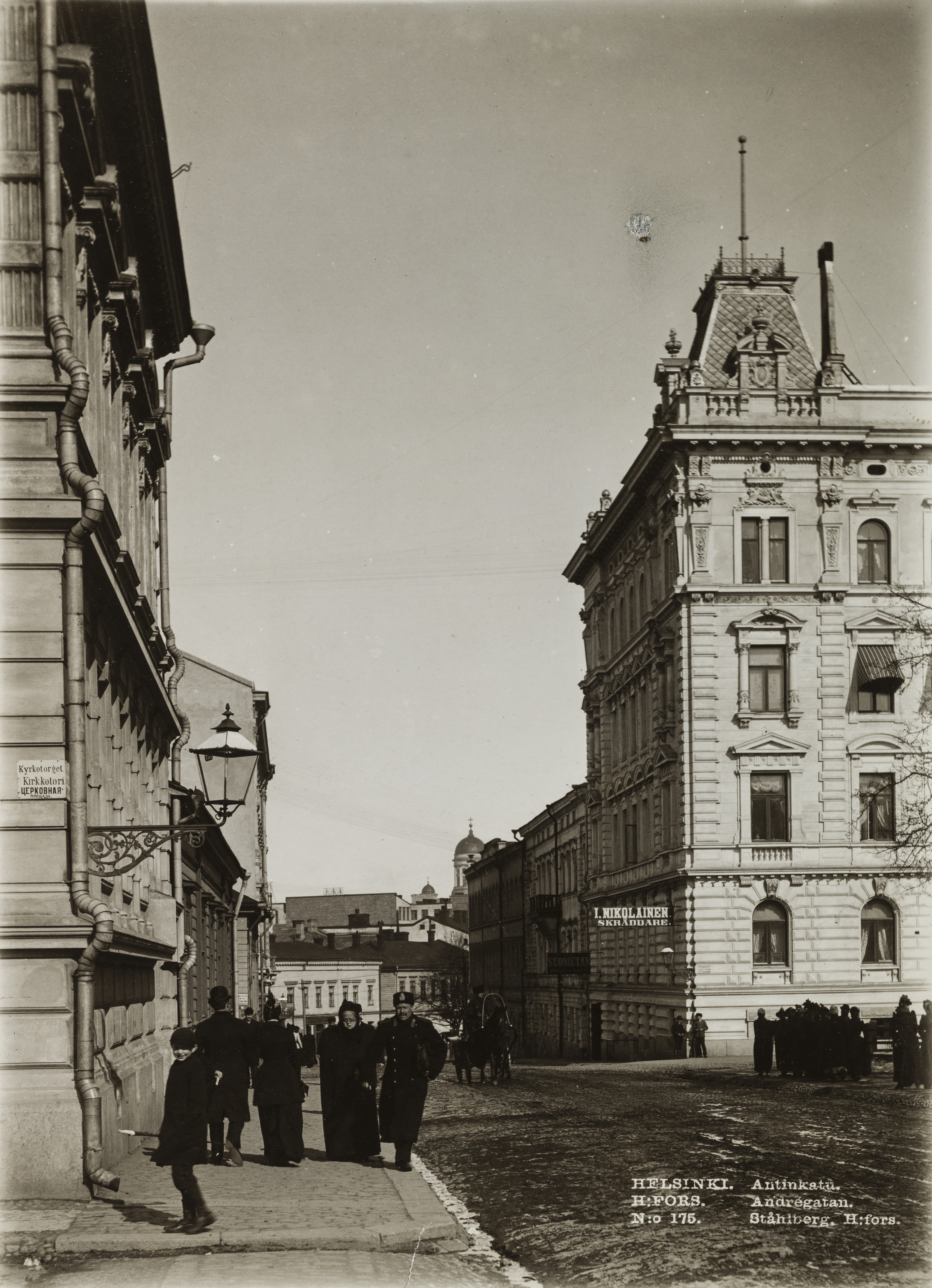 Jalankulkijoita Antinkadulla (nykyinen Lönnrotinkatu), oikeassa reunassa rakennus osoitteessa Antinkatu 4 - Yrjönkatu 13, valmistunut 1890.