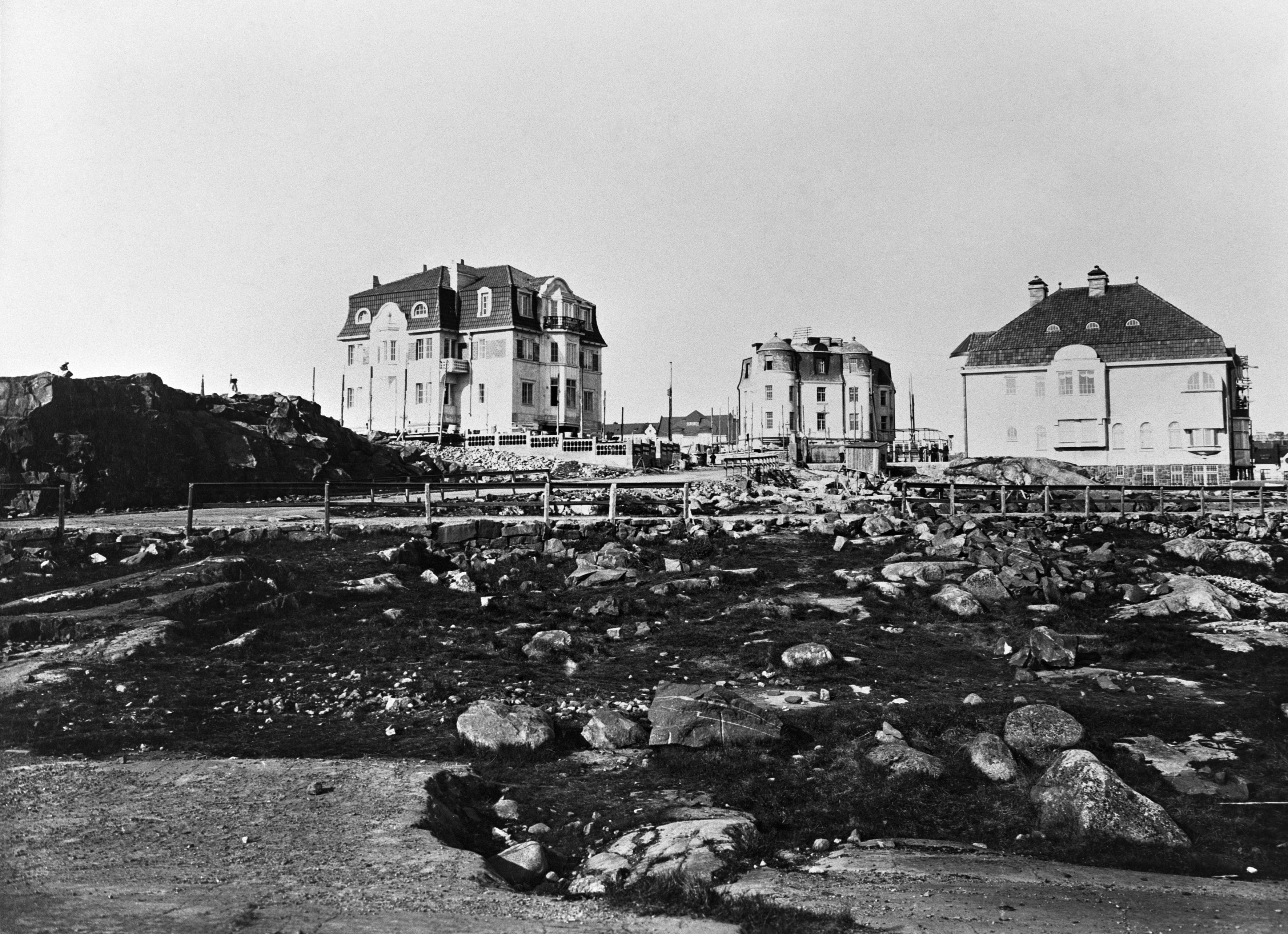 Armfeltintie 6 (=Engelinaukio 10), Armfeltintie 3 (=Juhani Ahon tie 5), Armfeltintie 1 (=Ehrensvärdintie 17). Armfeltintie 6:n on suunnitellut Emil Werner von Essen. Rakennus on valmistunut vuonna 1911. Armfeltintie 3:n ovat suunnitelleet Leuto A. Pajunen ja John Settergren. Rakennus on valmistunut vuonna 1910. Armfeltintie 1 (=Ehrensvärdintie 17) on nimeltään Villa Lundqvist. Rakennuksen on suunnitellut Selim A. Lindqvist ja se on valmistunut vuonna 1910. Rakennus on alunperin ollut asuinrakennus, mutta toisen maailmansodan jälkeen se on toiminut Lastensuojelun Keskusliiton toimitalona. (Tiedot: "Kaija Nenonen & Kirsti Toppari: "Herrasväen ja työläisten kaupunki. Helsingin vanhoja kortteleita 2", s. 26-36.)