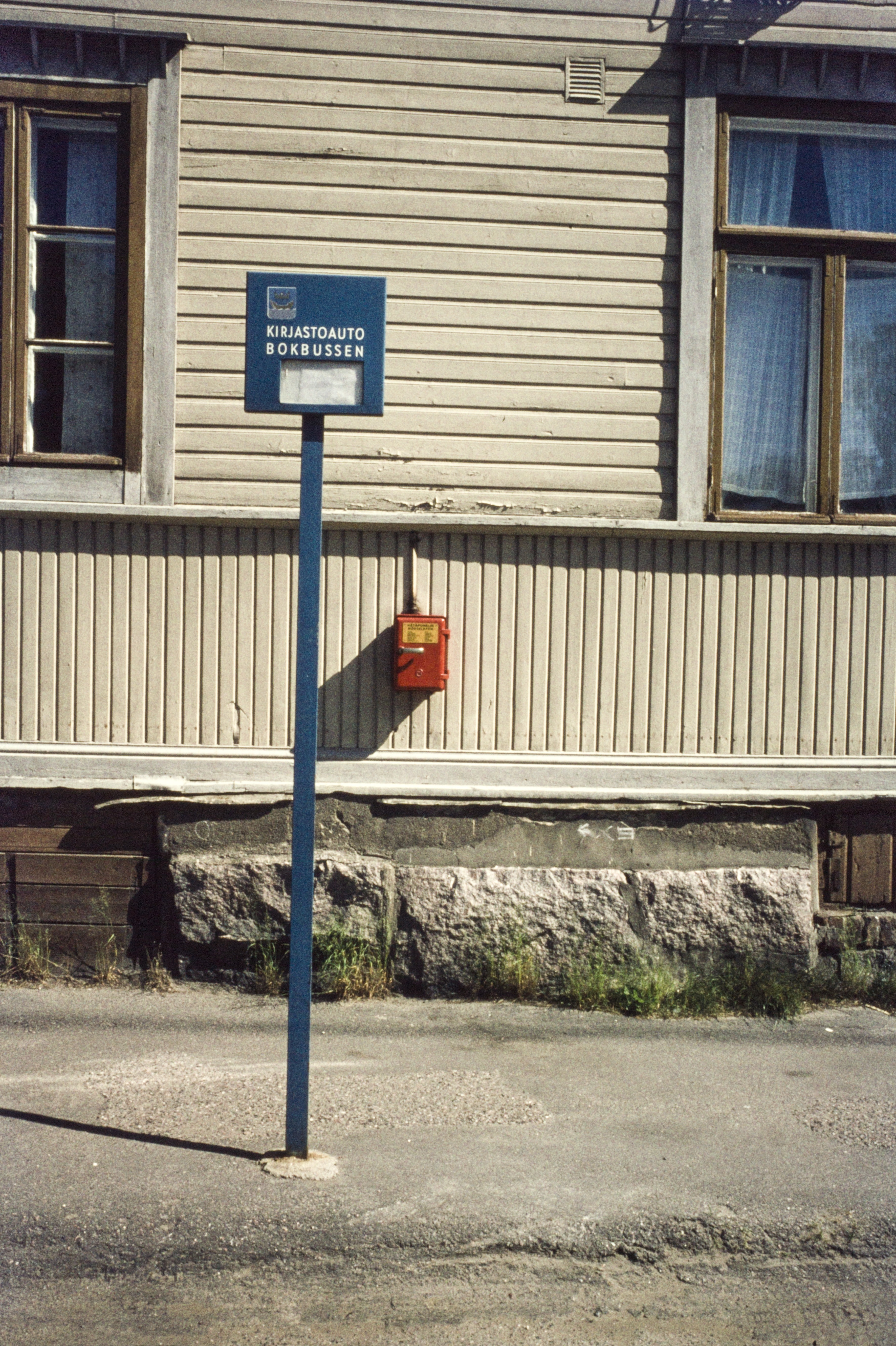 Kirjastoauton pysäkki Puu-Pasilassa. 1970-luku.