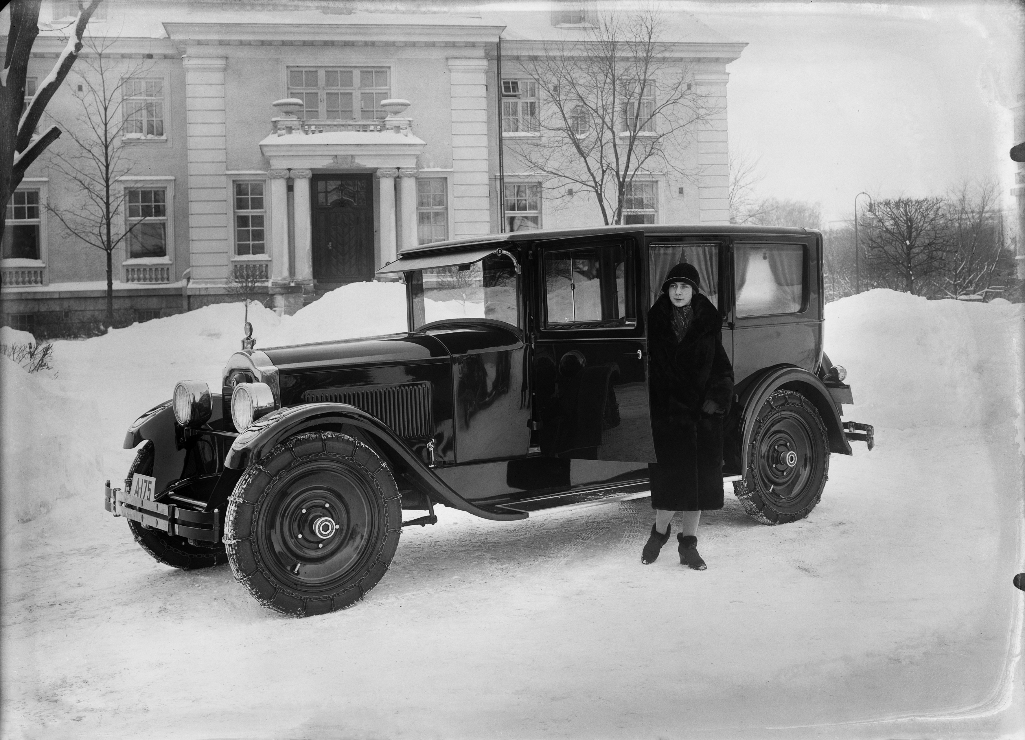 Henkiläauto (Packard 1926) Itäinen Puistotie 8 a:n pihalla