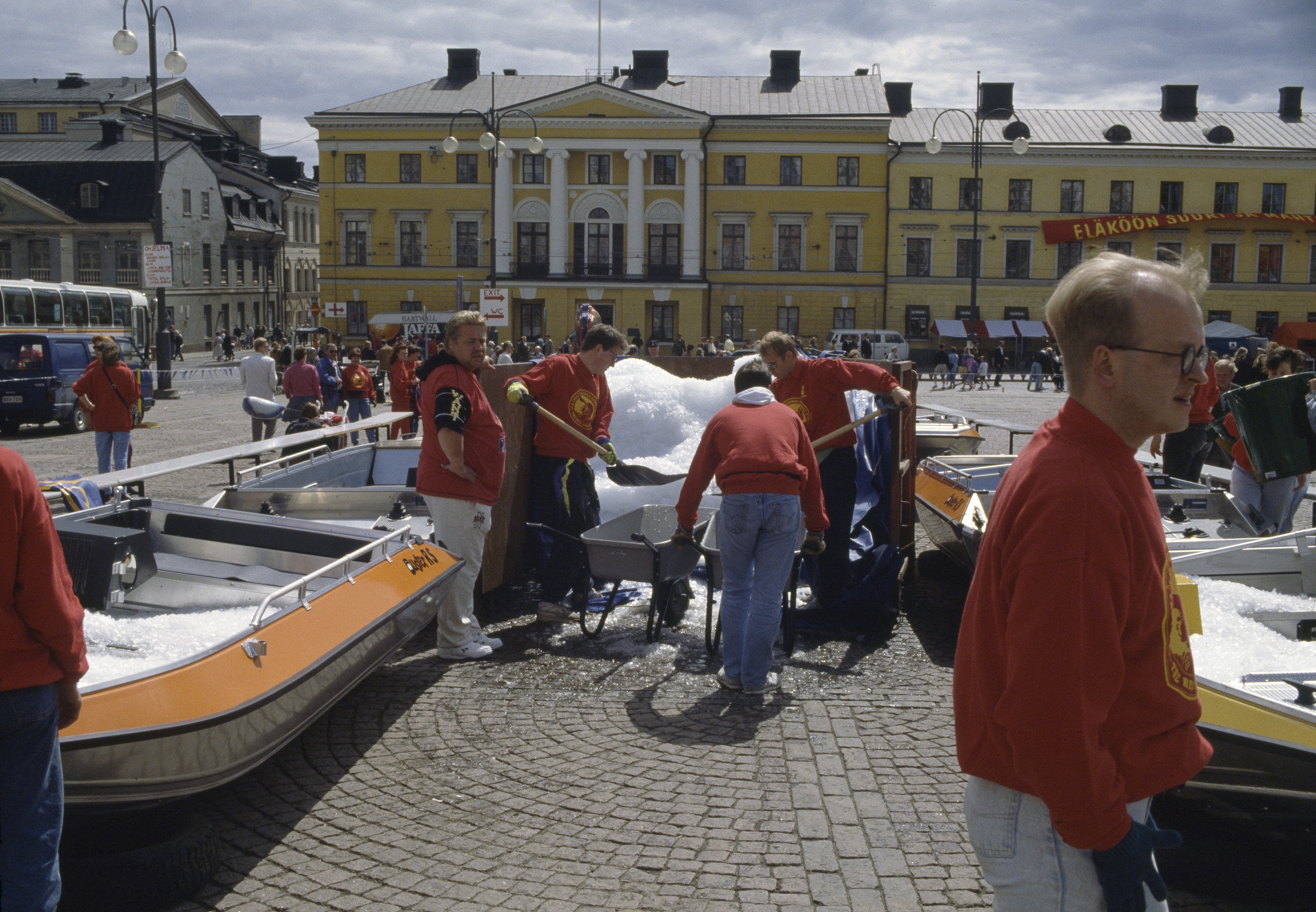 Leningrad Cowboys -yhtyeen ja Puna-armeijan kuoron Total Balalaika Show -konsertin esiintymislavaa pystytetään Senaatintorilla Helsinki-päivänä 1993. Taustalla  Aleksanterinkatu 20, 22.