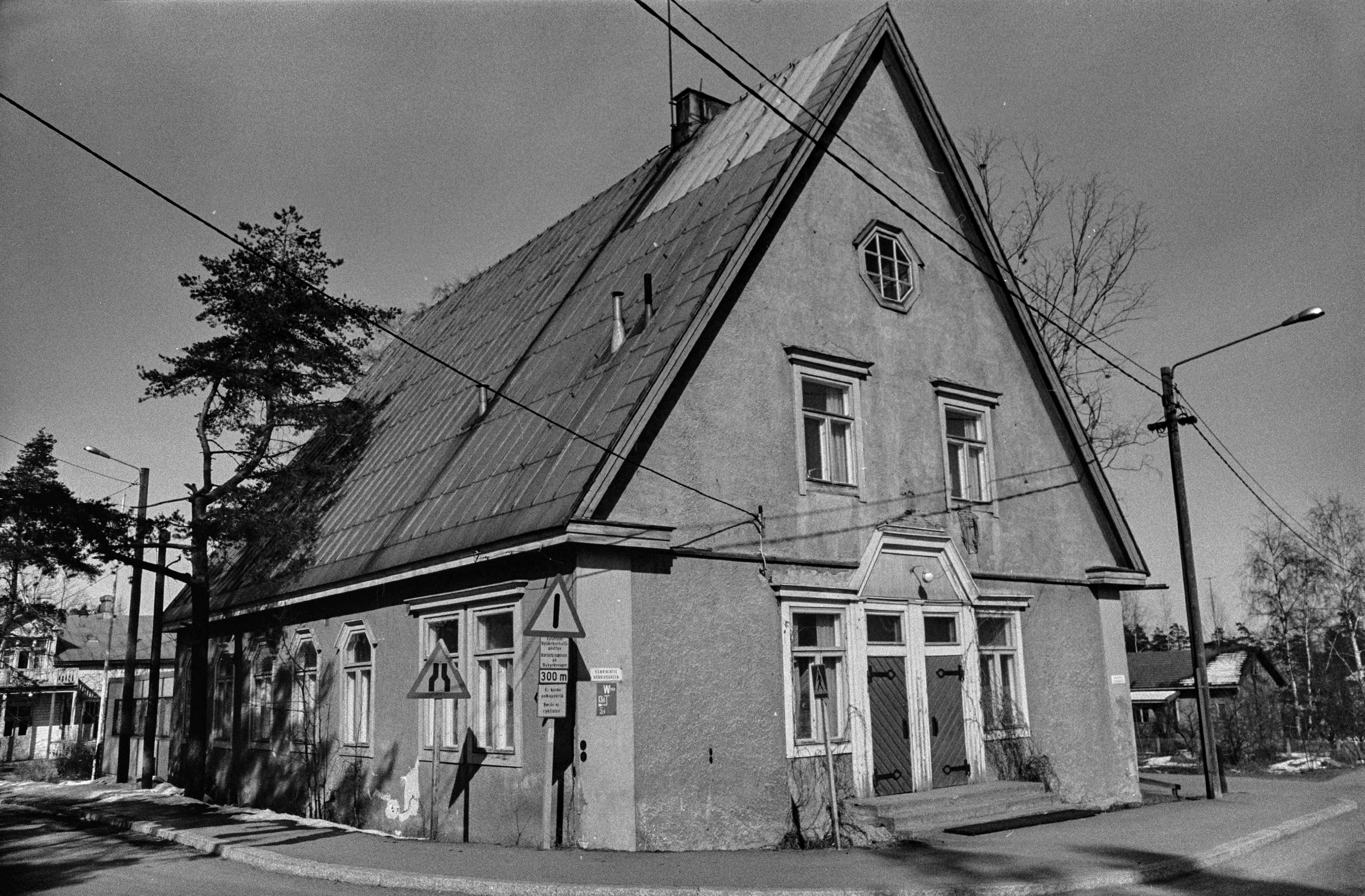 Pitäjänmäen entinen kyläkirkko, arkkitehti Berndt Blom 1929, Henrikintie 25. Kyläkirkontie 23, Pitäjänmäki